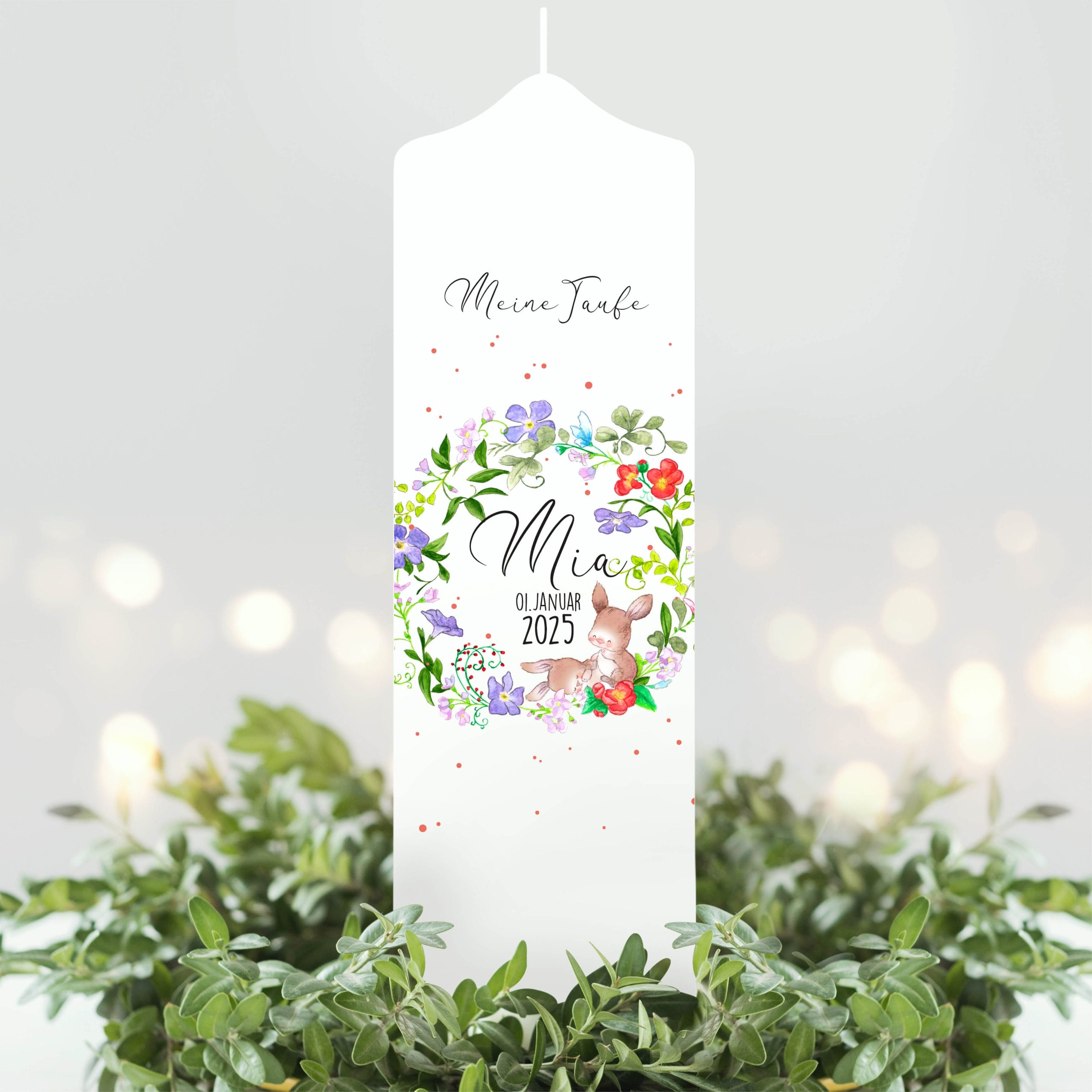 Auf dem Bild ist das Produkt: weiße Taufkerze Kerze zur Taufe oder Geburt Blumenkranz Häschen mit Name Datum Taufspruch zum Preis von €5.9 abgebildet.