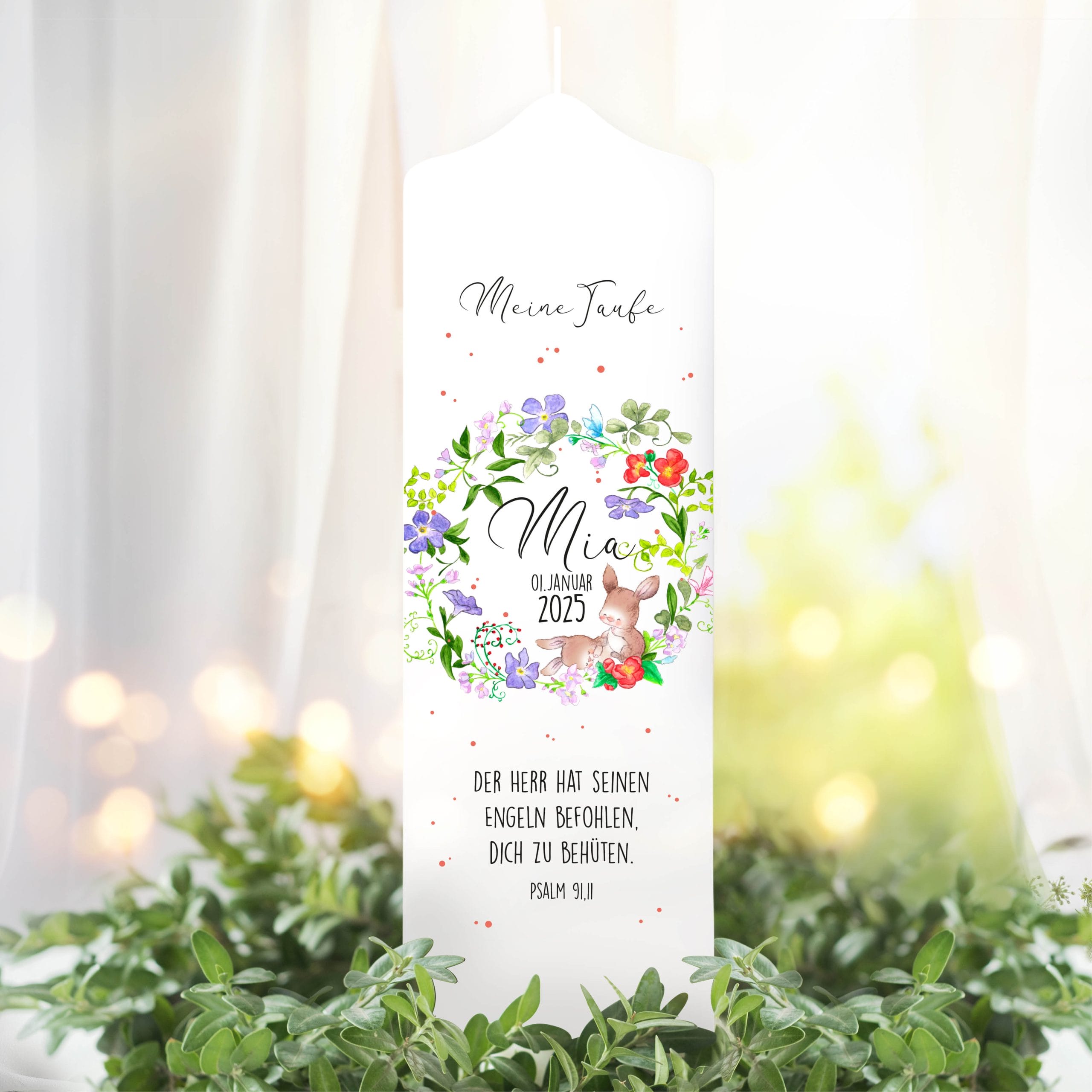 Auf dem Bild ist das Produkt: weiße Taufkerze Kerze zur Taufe oder Geburt Blumenkranz Häschen mit Name Datum Taufspruch zum Preis von €5.9 abgebildet.