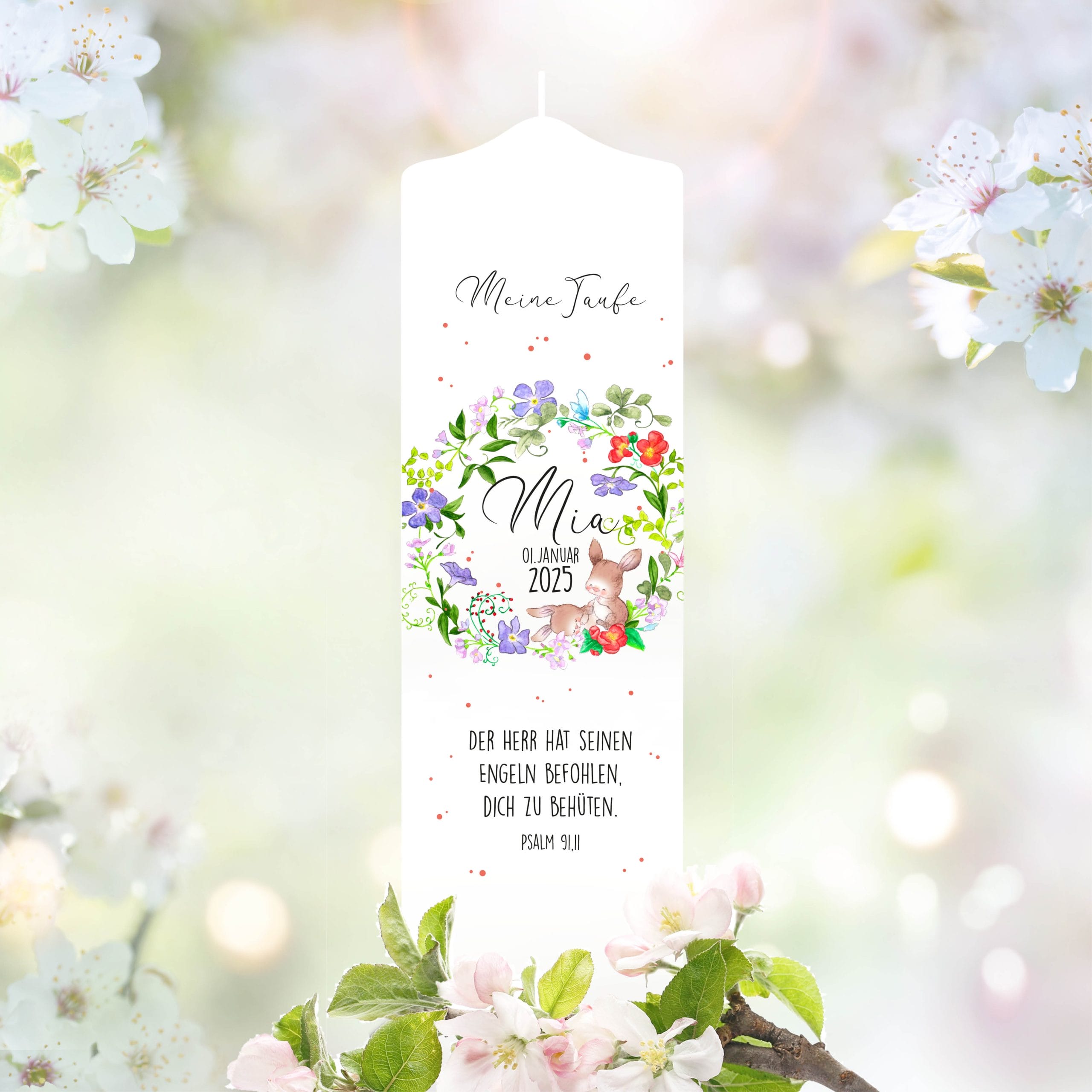 Auf dem Bild ist das Produkt: weiße Taufkerze Kerze zur Taufe oder Geburt Blumenkranz Häschen mit Name Datum Taufspruch zum Preis von €5.9 abgebildet.