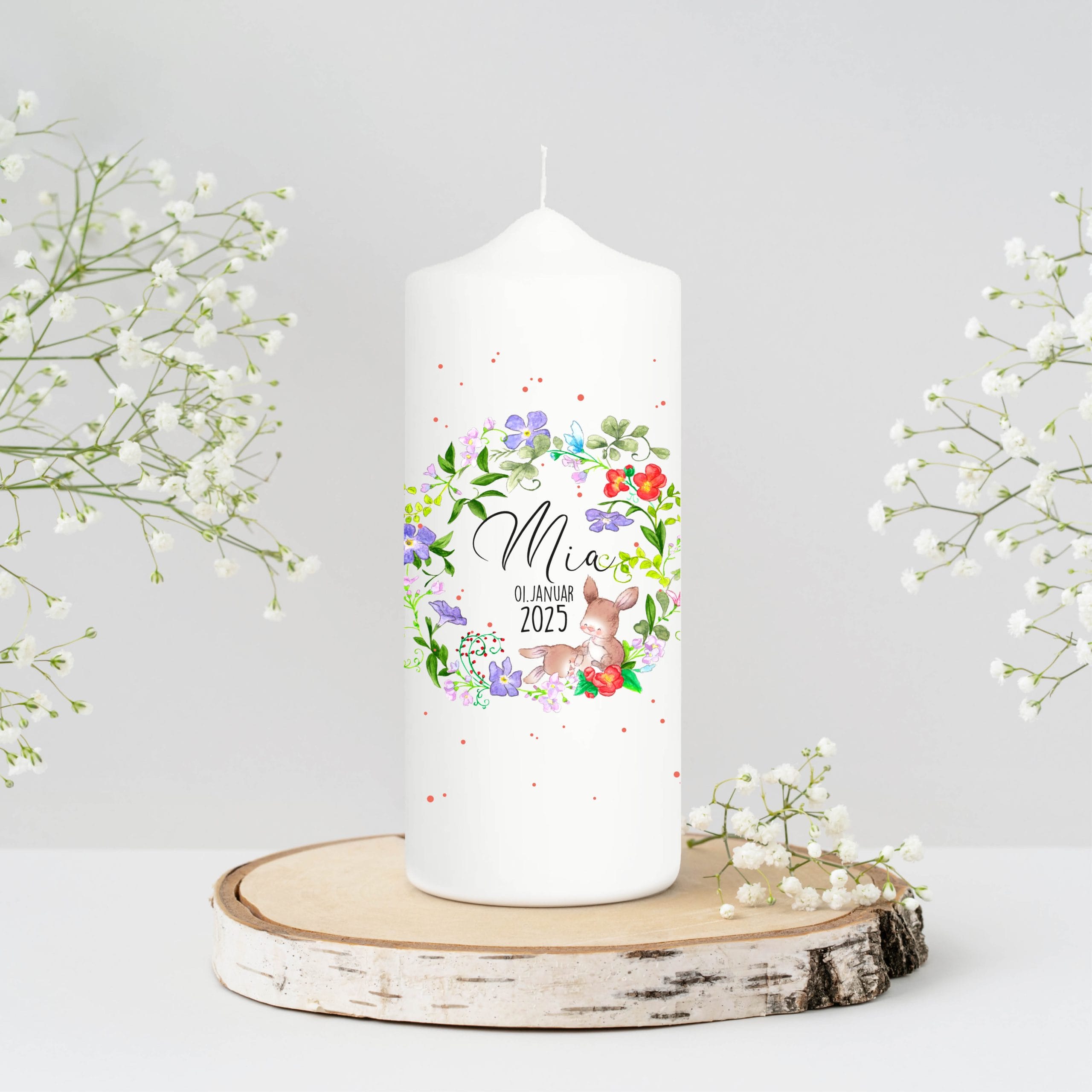 Auf dem Bild ist das Produkt: weiße Taufkerze Kerze zur Taufe oder Geburt Blumenkranz Häschen mit Name Datum Taufspruch zum Preis von €5.9 abgebildet.