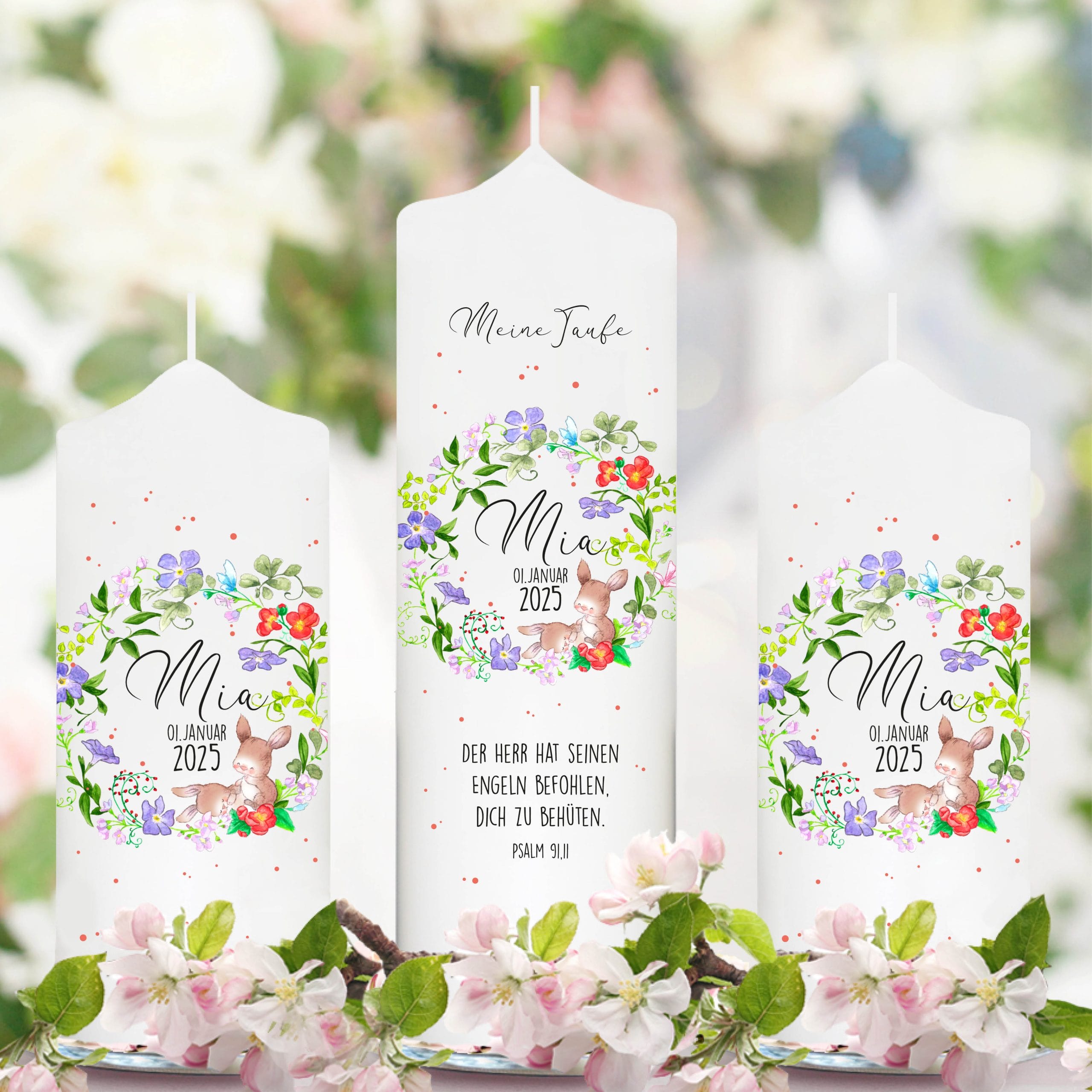 Auf dem Bild ist das Produkt: weiße Taufkerze Kerze zur Taufe oder Geburt Blumenkranz Häschen mit Name Datum Taufspruch zum Preis von €5.9 abgebildet.