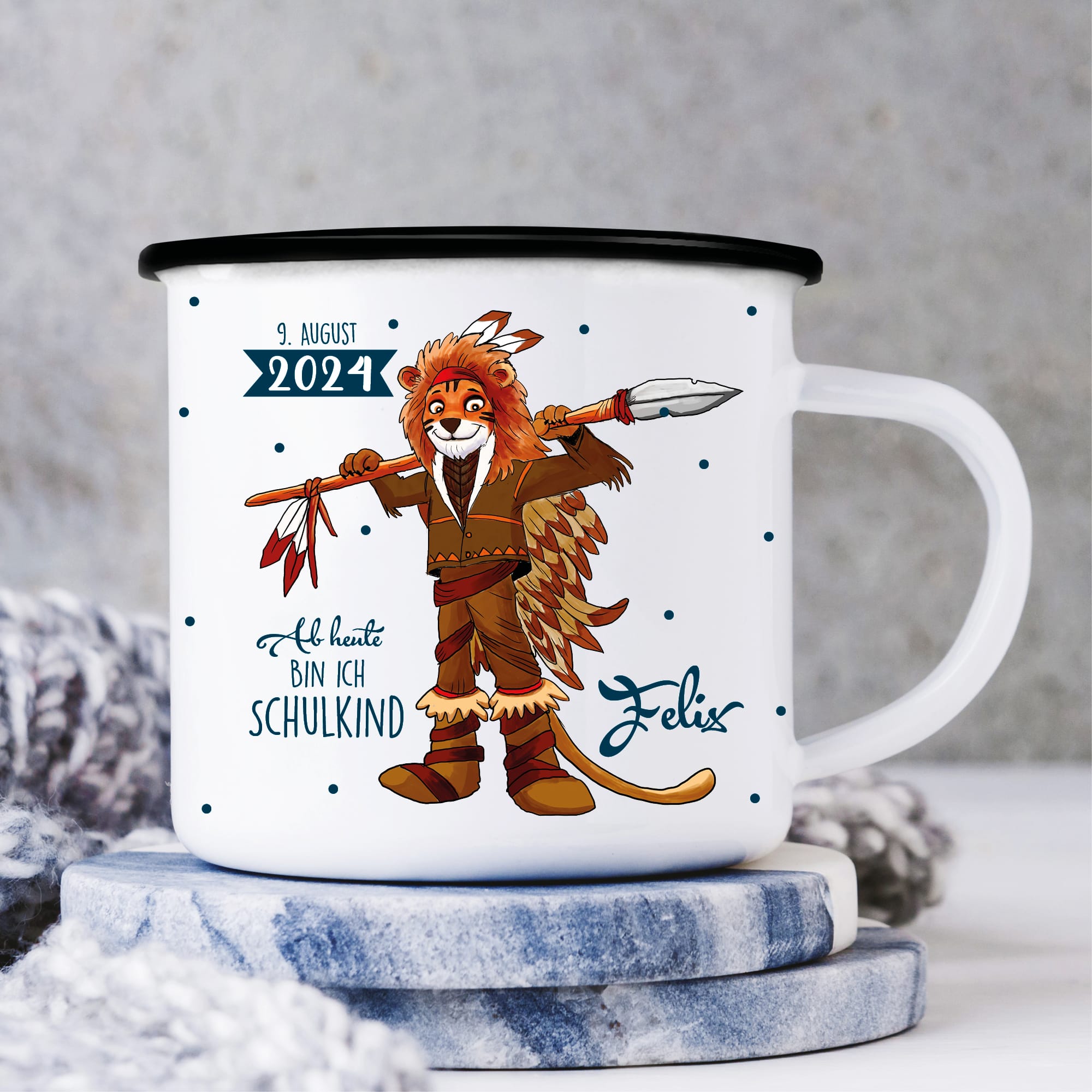 Auf dem Bild ist das Produkt: Emaille Campingbecher Indianer Löwe personalisiertes Geschenk zur Einschulung Becher 300 ml weiß zum Preis von €18.90 abgebildet.