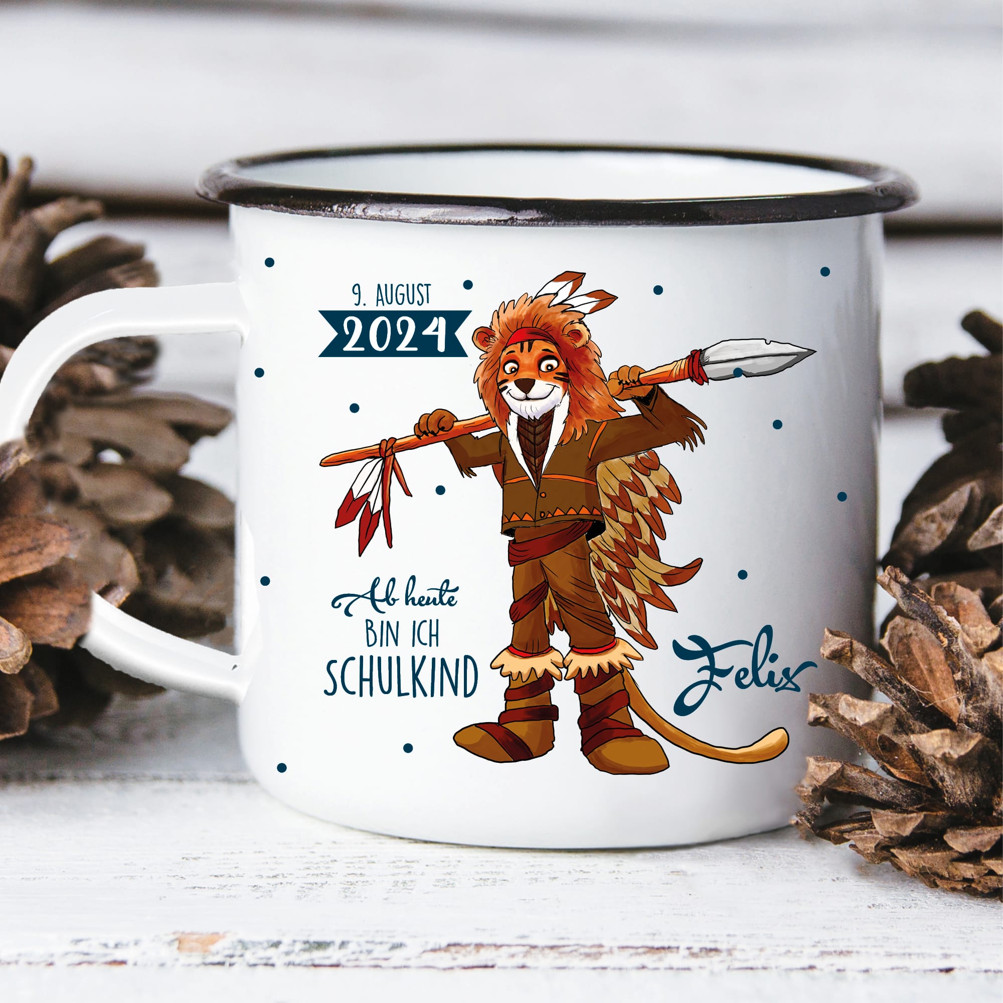 Auf dem Bild ist das Produkt: Emaille Campingbecher Indianer Löwe personalisiertes Geschenk zur Einschulung Becher 300 ml weiß zum Preis von €18.90 abgebildet.