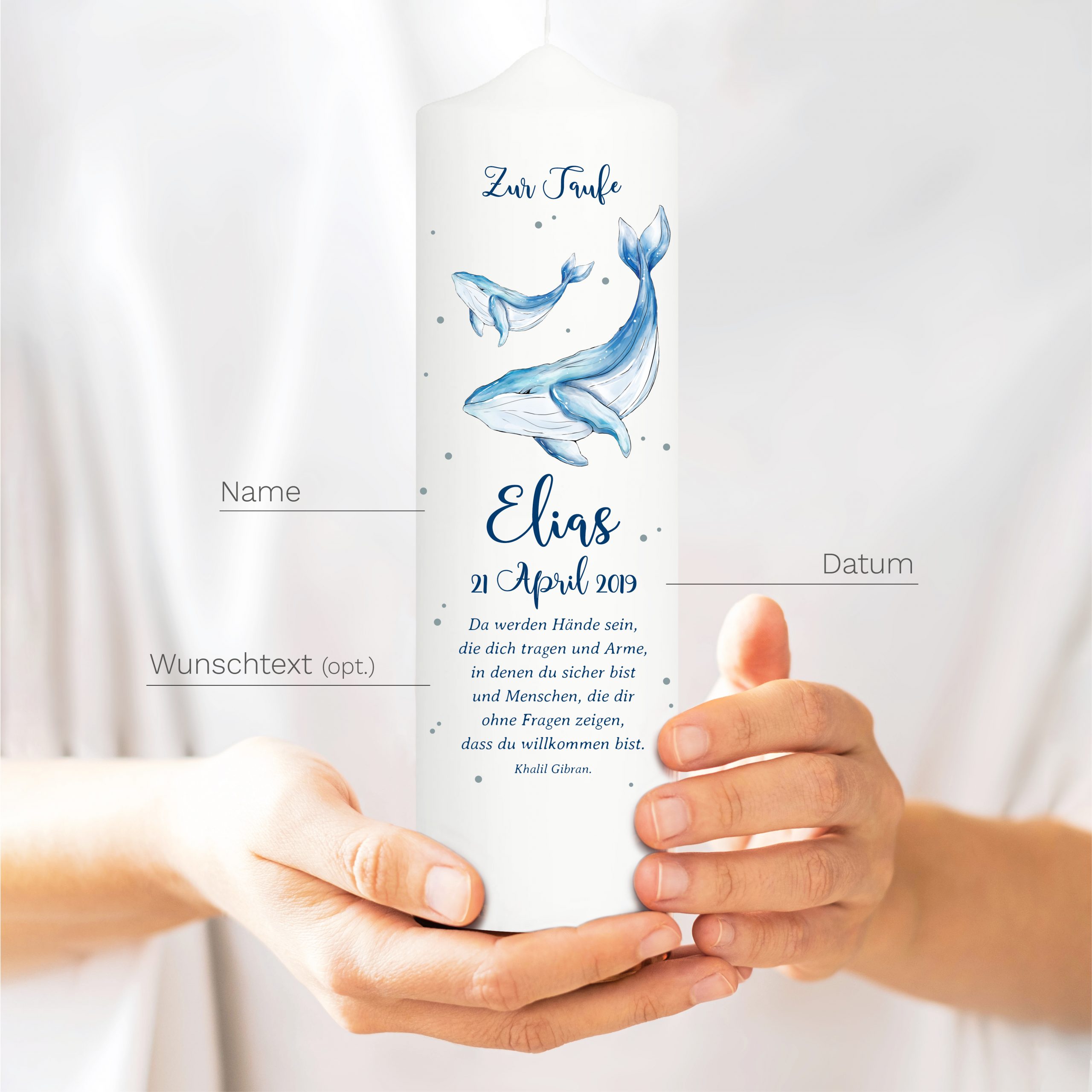 Auf dem Bild ist das Produkt: Taufkerze bedruckt Wal Junge Mädchen personalisiert mit Namen Datum Taufspruch Geschenk Kerze zur Taufe zum Preis von €6.40 abgebildet.
