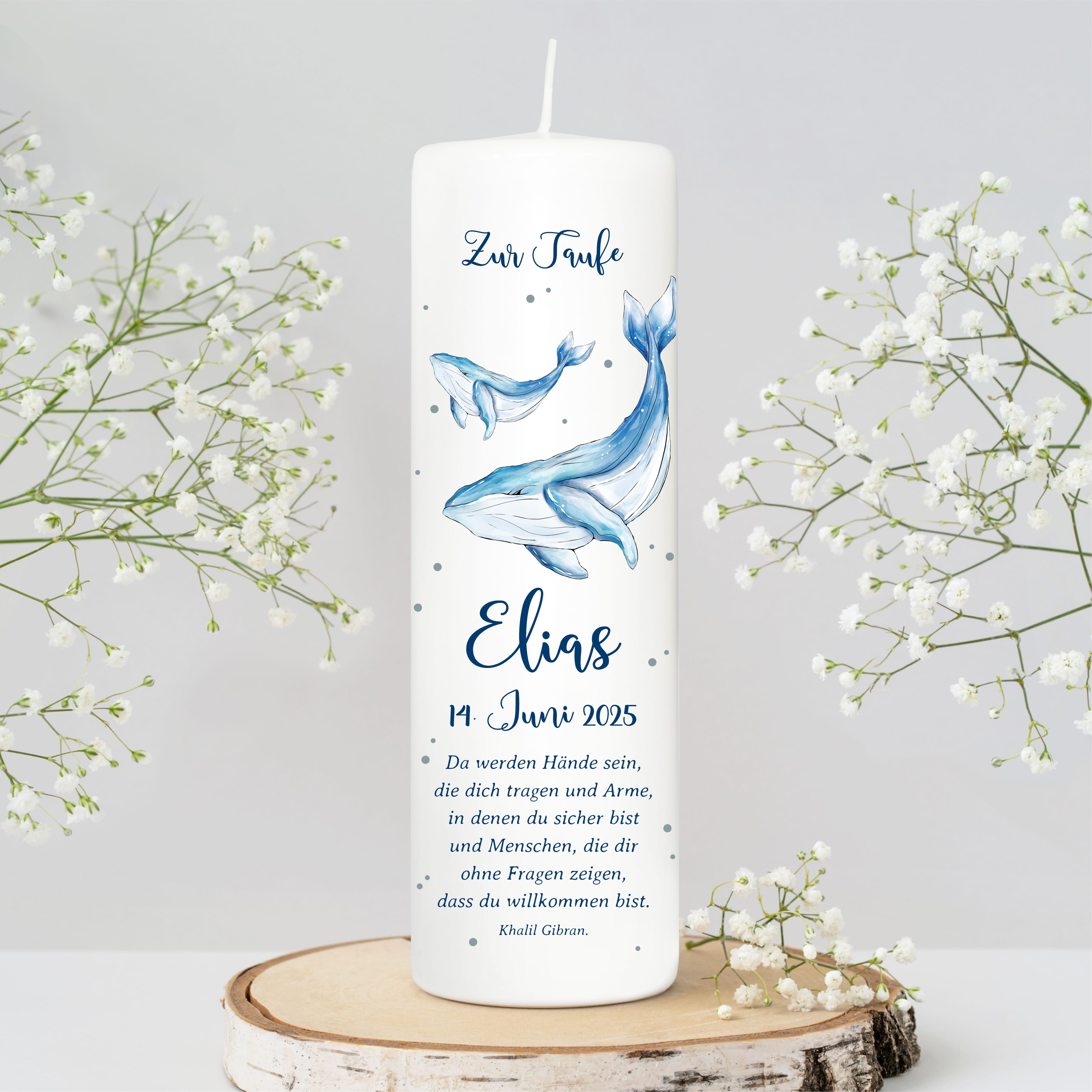 Auf dem Bild ist das Produkt: Taufkerze bedruckt Wal Junge Mädchen personalisiert mit Namen Datum Taufspruch Geschenk Kerze zur Taufe zum Preis von €6.40 abgebildet.