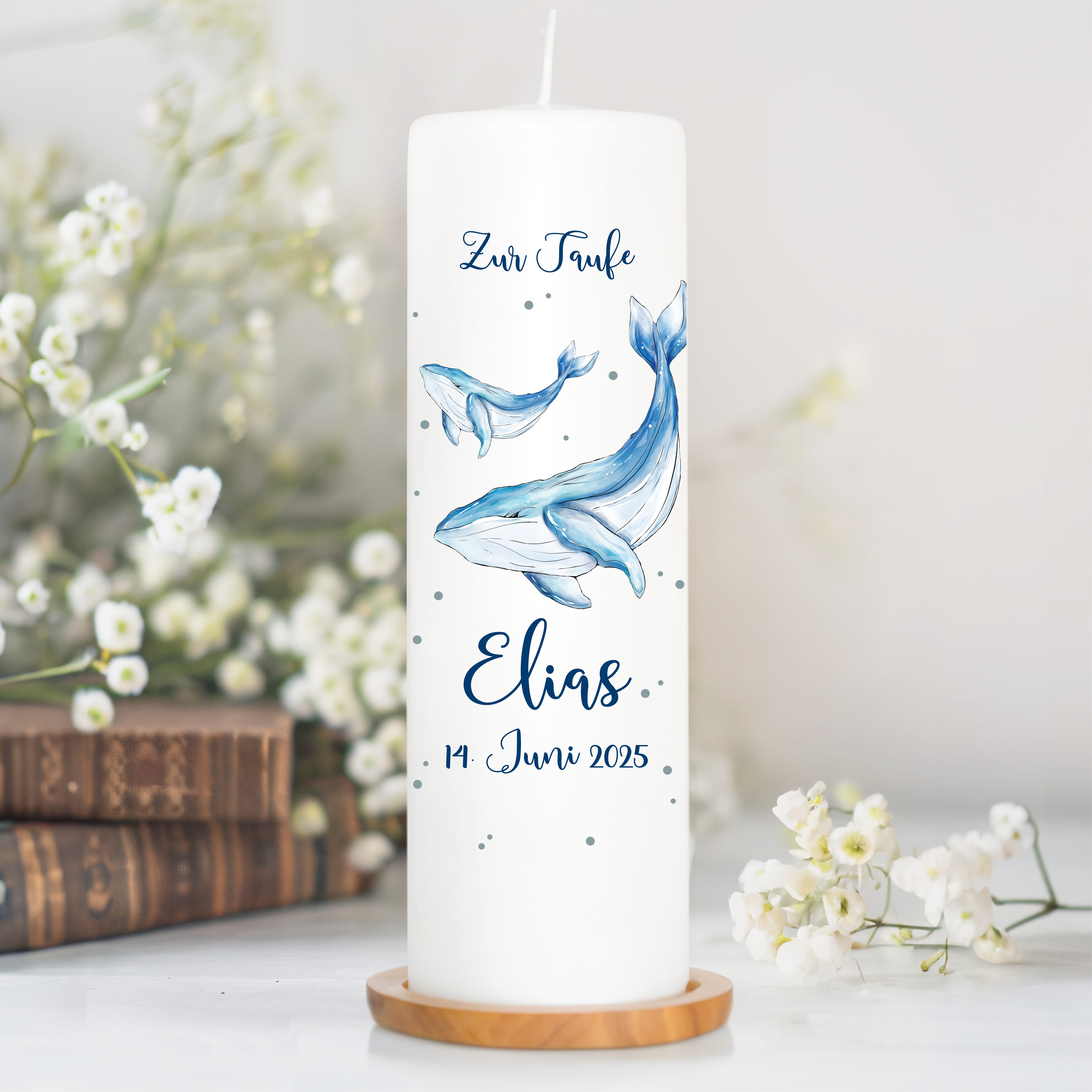 Auf dem Bild ist das Produkt: Taufkerze bedruckt Wal Junge Mädchen personalisiert mit Namen Datum Taufspruch Geschenk Kerze zur Taufe zum Preis von €6.40 abgebildet.