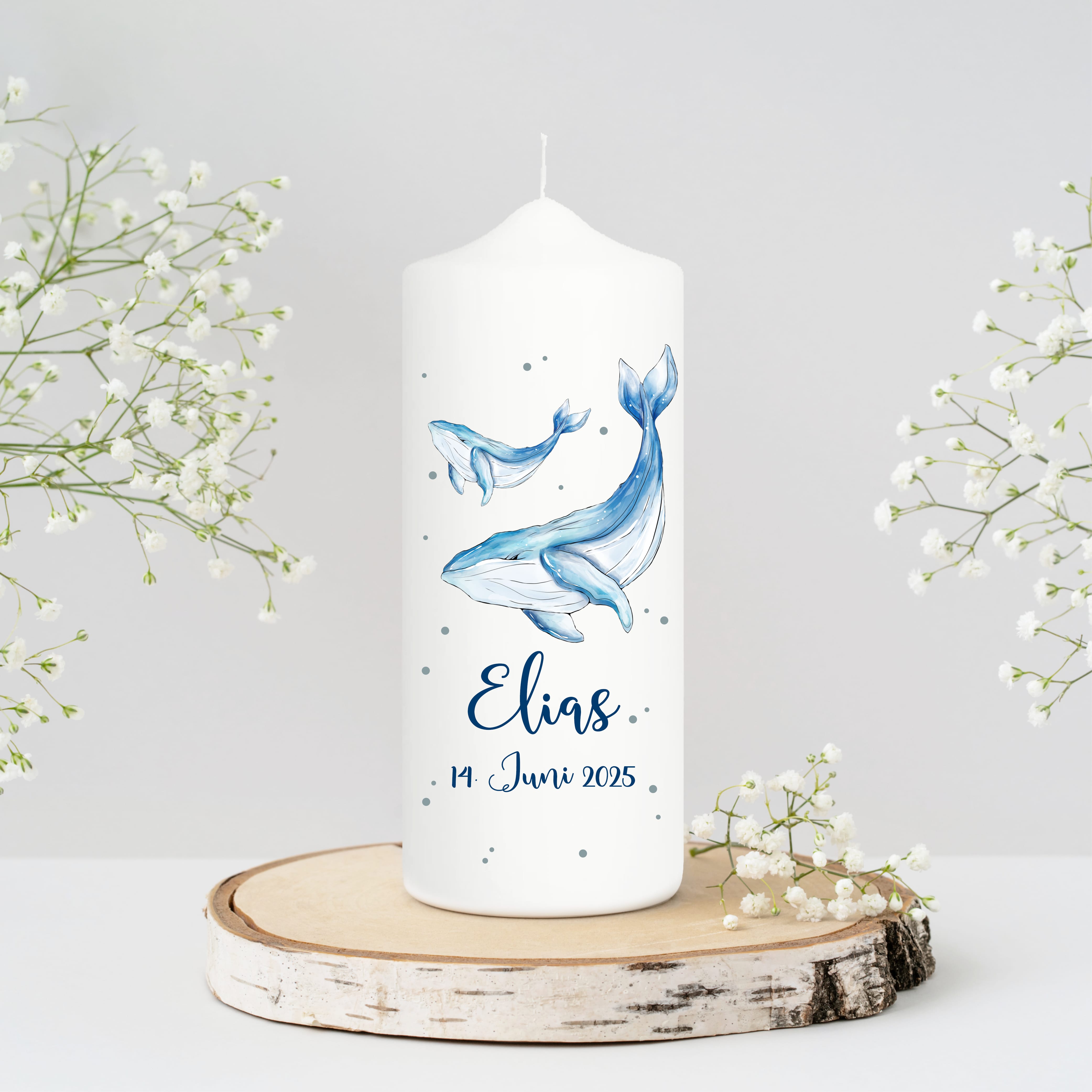 Auf dem Bild ist das Produkt: Taufkerze bedruckt Wal Junge Mädchen personalisiert mit Namen Datum Taufspruch Geschenk Kerze zur Taufe zum Preis von €6.40 abgebildet.