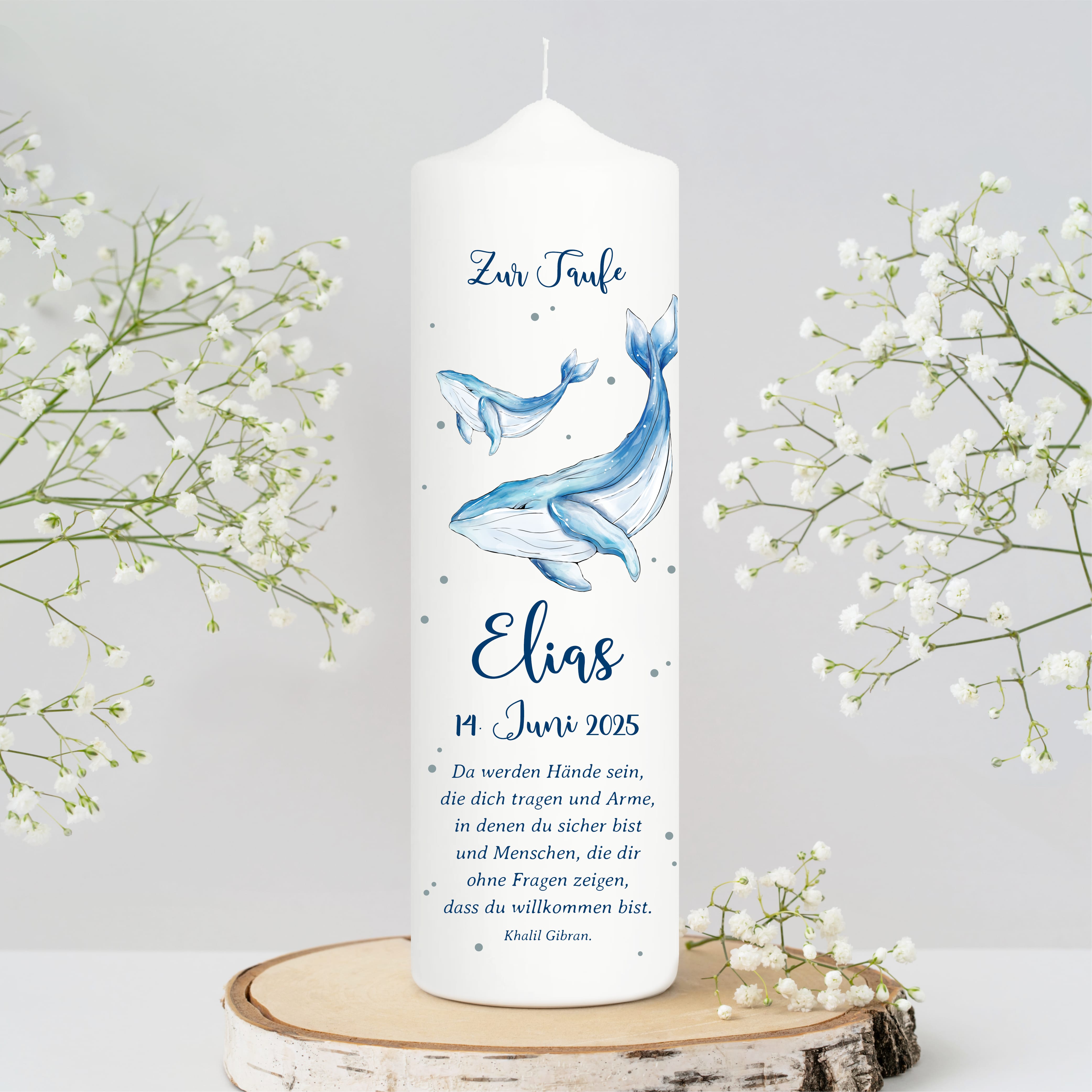 Auf dem Bild ist das Produkt: Taufkerze bedruckt Wal Junge Mädchen personalisiert mit Namen Datum Taufspruch Geschenk Kerze zur Taufe zum Preis von €6.40 abgebildet.