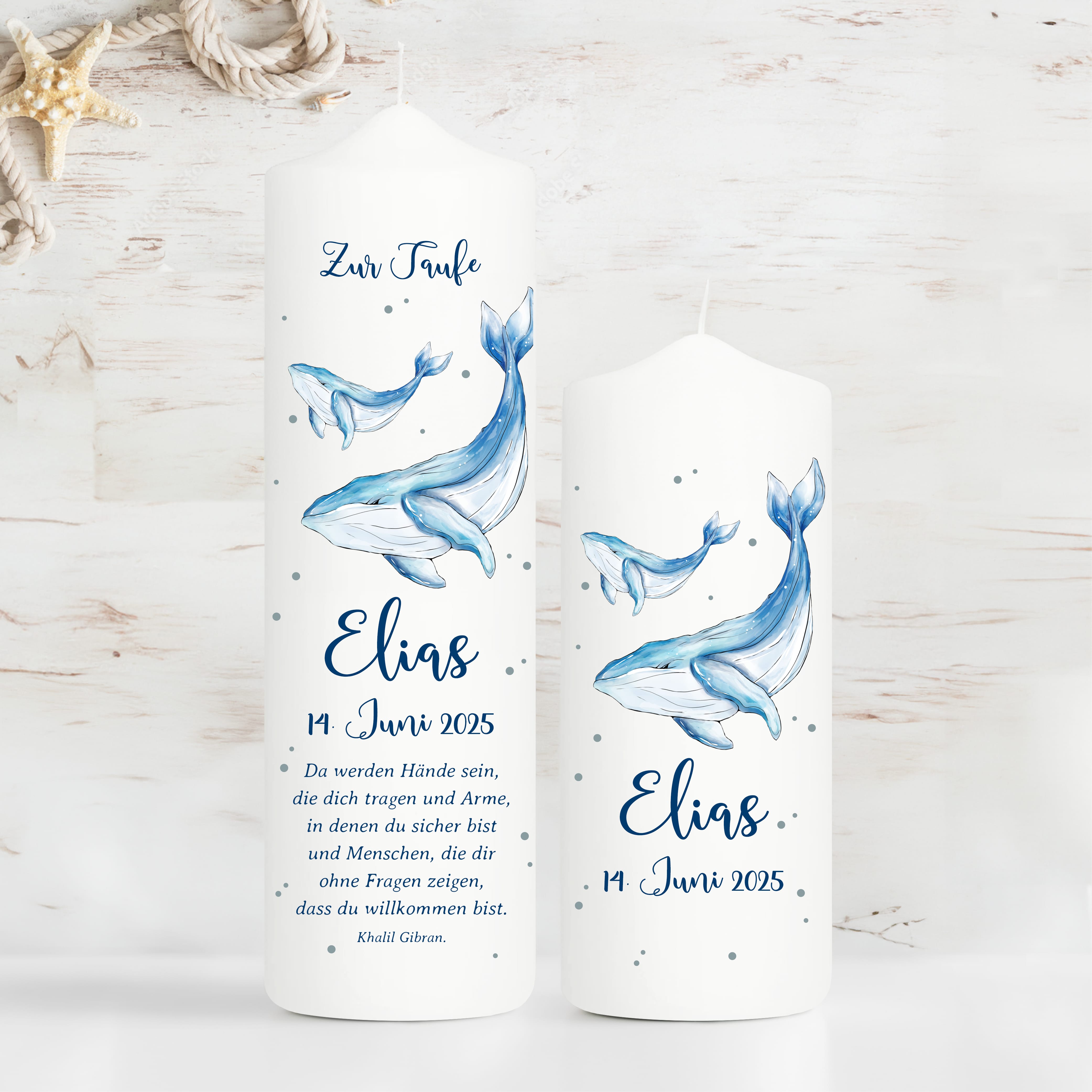 Auf dem Bild ist das Produkt: Taufkerze bedruckt Wal Junge Mädchen personalisiert mit Namen Datum Taufspruch Geschenk Kerze zur Taufe zum Preis von €6.40 abgebildet.
