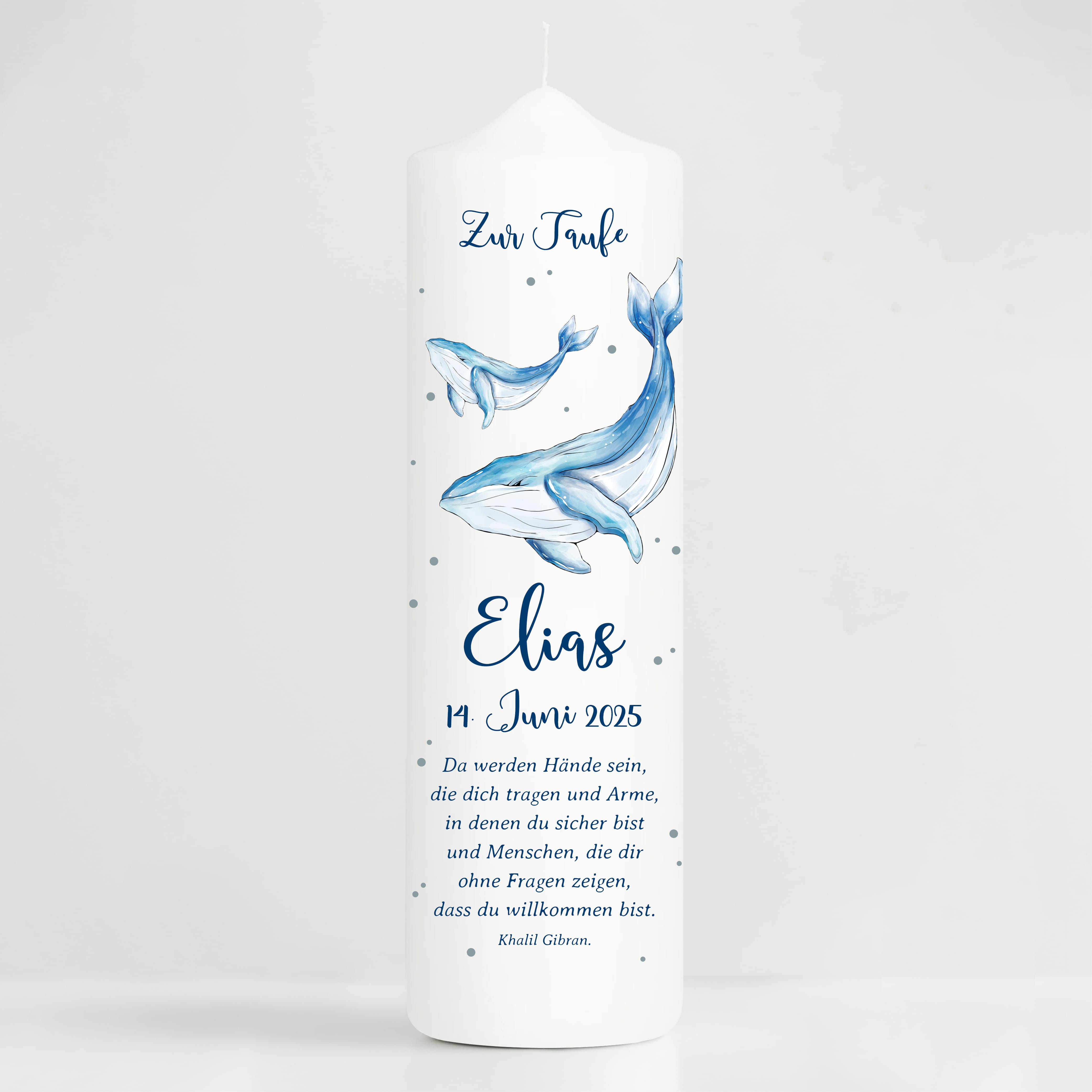 Auf dem Bild ist das Produkt: Taufkerze bedruckt Wal Junge Mädchen personalisiert mit Namen Datum Taufspruch Geschenk Kerze zur Taufe zum Preis von €6.40 abgebildet.