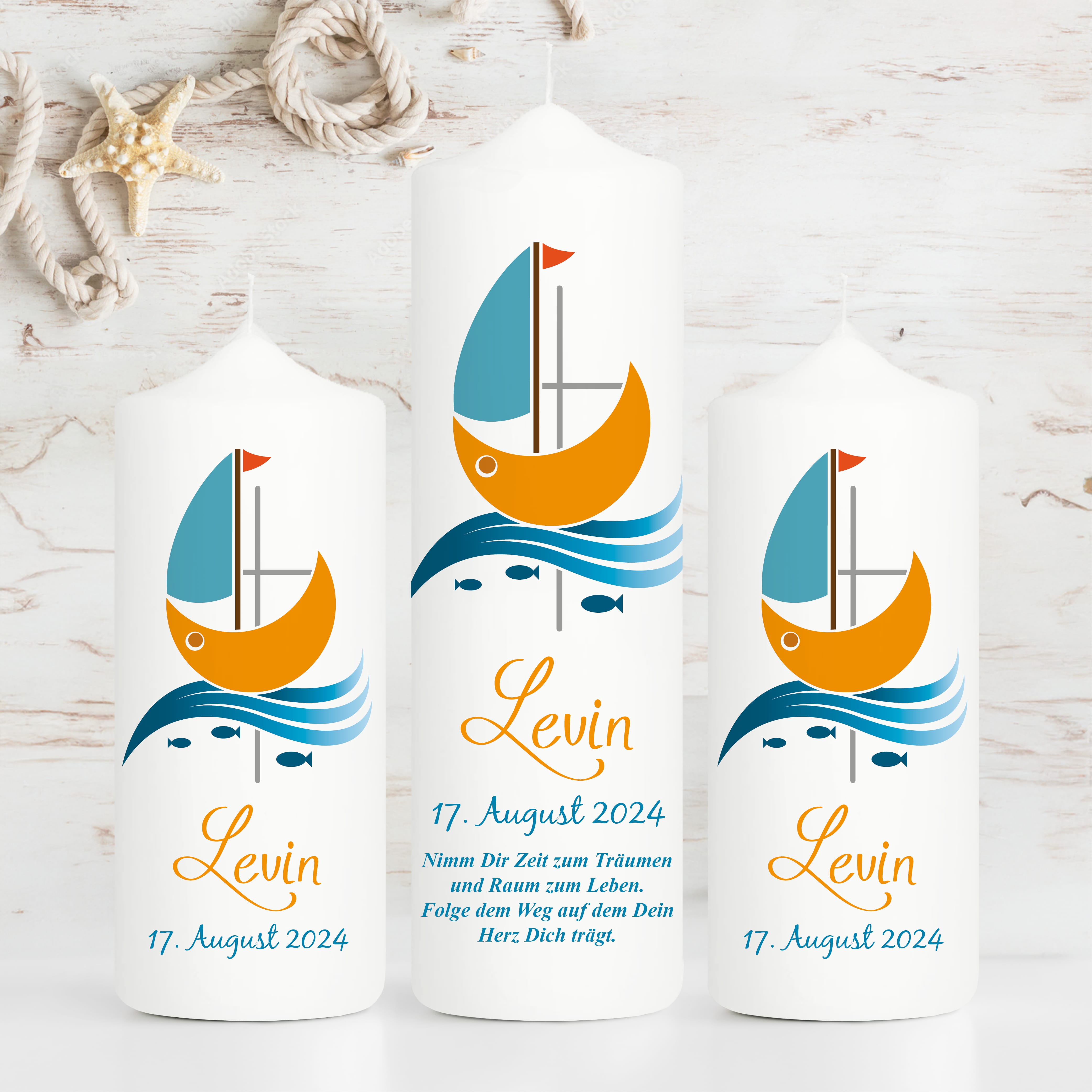 Auf dem Bild ist das Produkt: Taufkerze bedruckt Boot Jesuskreuz Junge Mädchen personalisiert mit Namen Datum Taufspruch Geschenk Kerze zur Taufe zum Preis von €6.40 abgebildet.