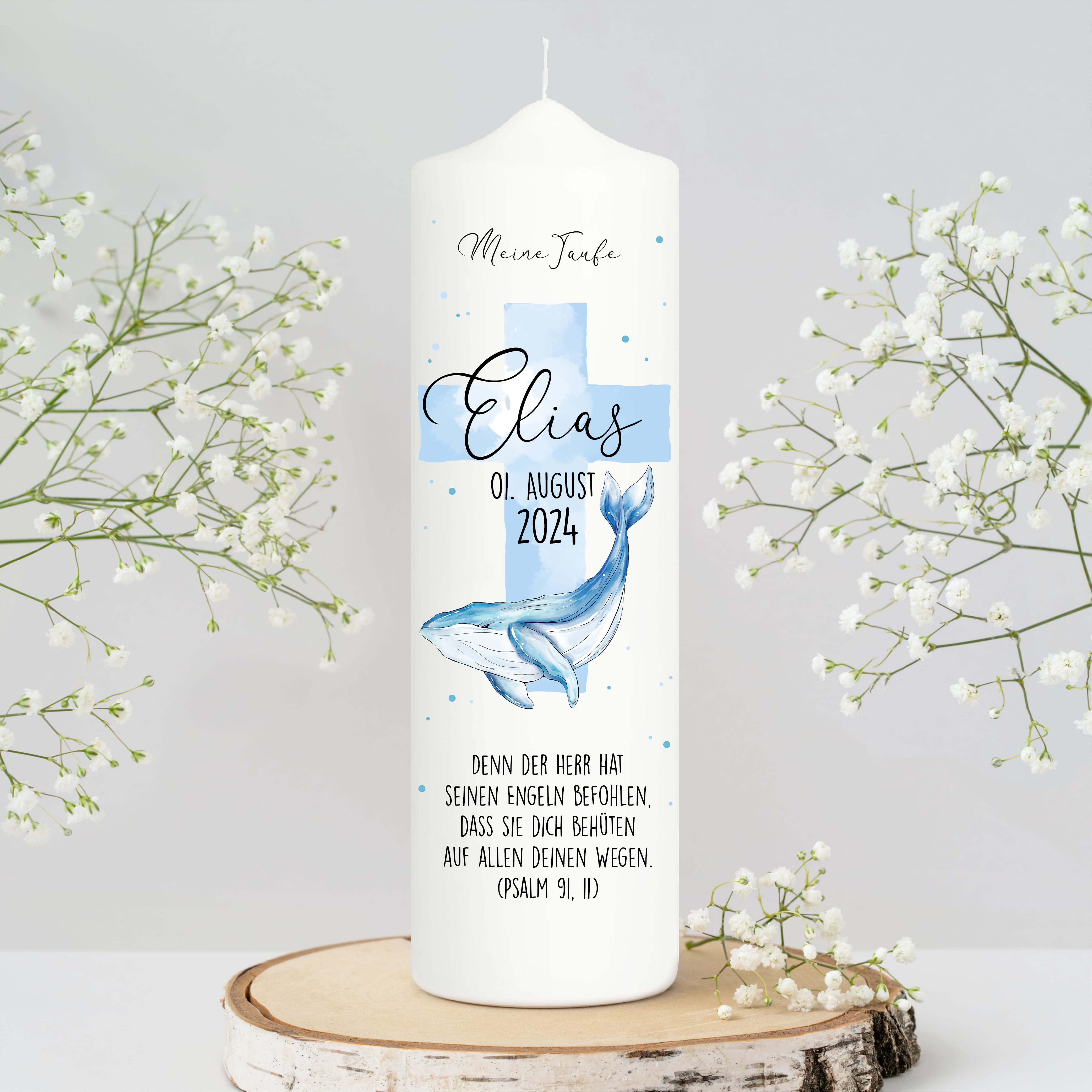 Auf dem Bild ist das Produkt: Taufkerze Wal und blaues Kreuz mit Wunschdaten bedruckt mit Namen Datum und Taufspruch Personalisiert zum Preis von €6.40 abgebildet.