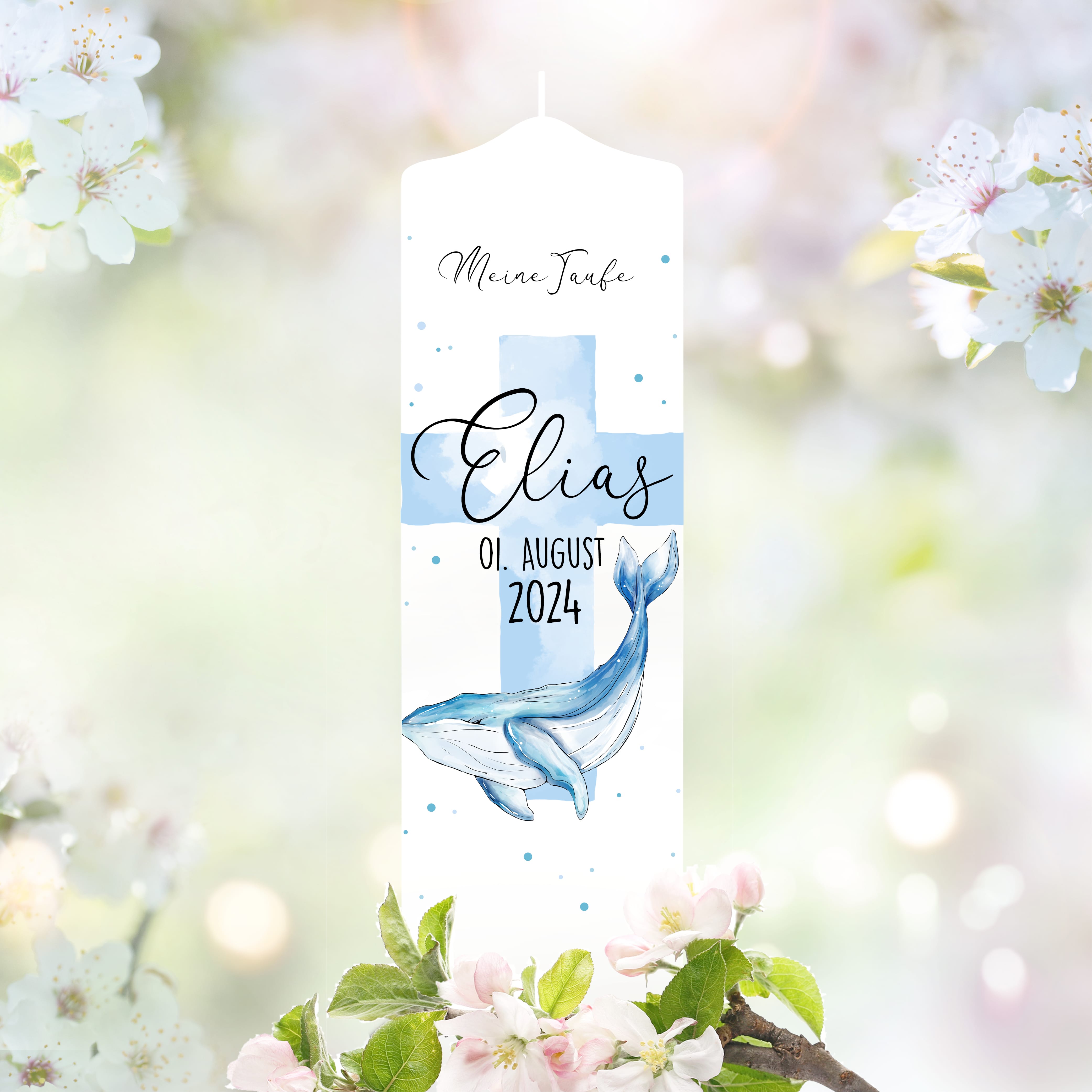 Auf dem Bild ist das Produkt: Taufkerze Wal und blaues Kreuz mit Wunschdaten bedruckt mit Namen Datum und Taufspruch Personalisiert zum Preis von €6.40 abgebildet.