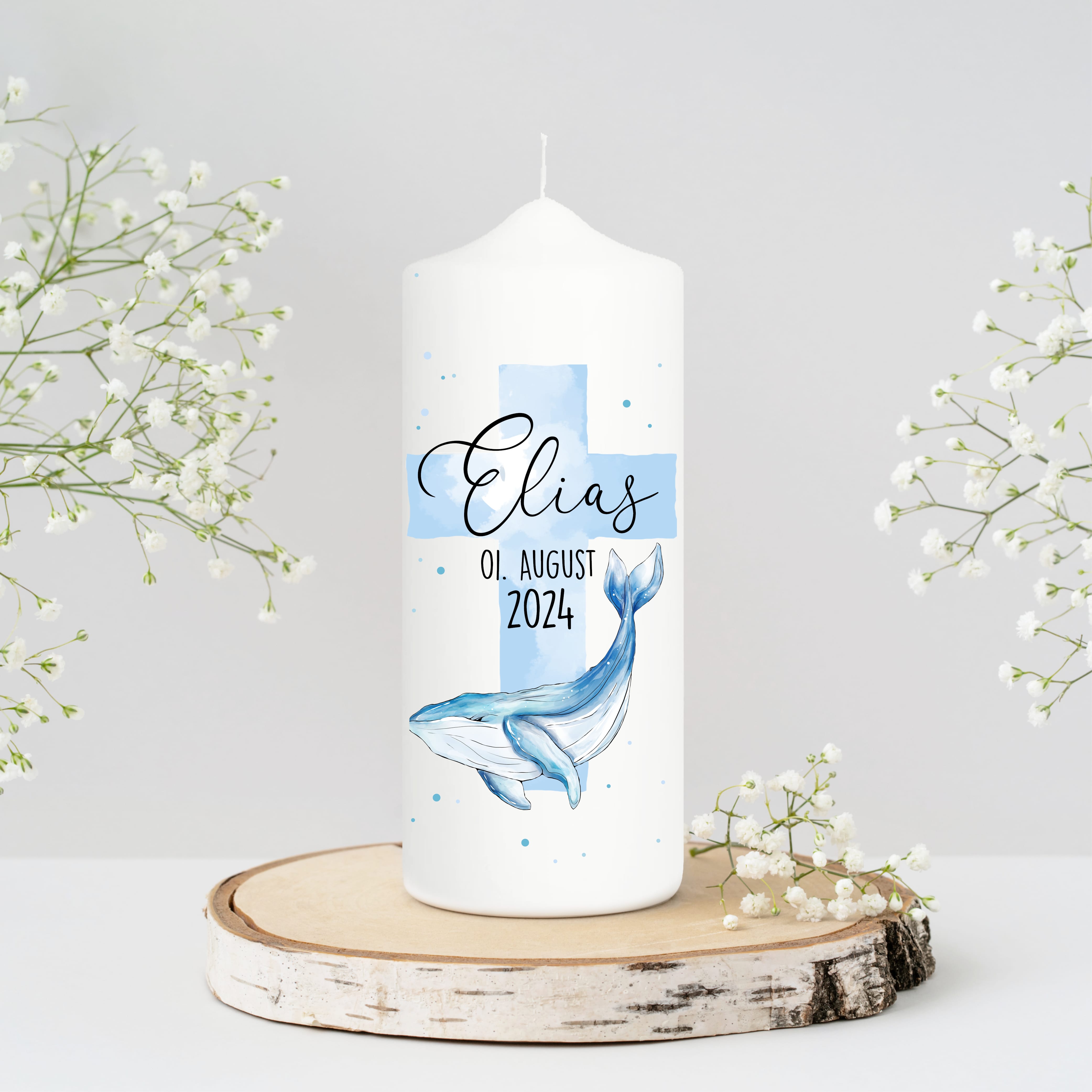 Auf dem Bild ist das Produkt: Taufkerze Wal und blaues Kreuz mit Wunschdaten bedruckt mit Namen Datum und Taufspruch Personalisiert zum Preis von €6.40 abgebildet.