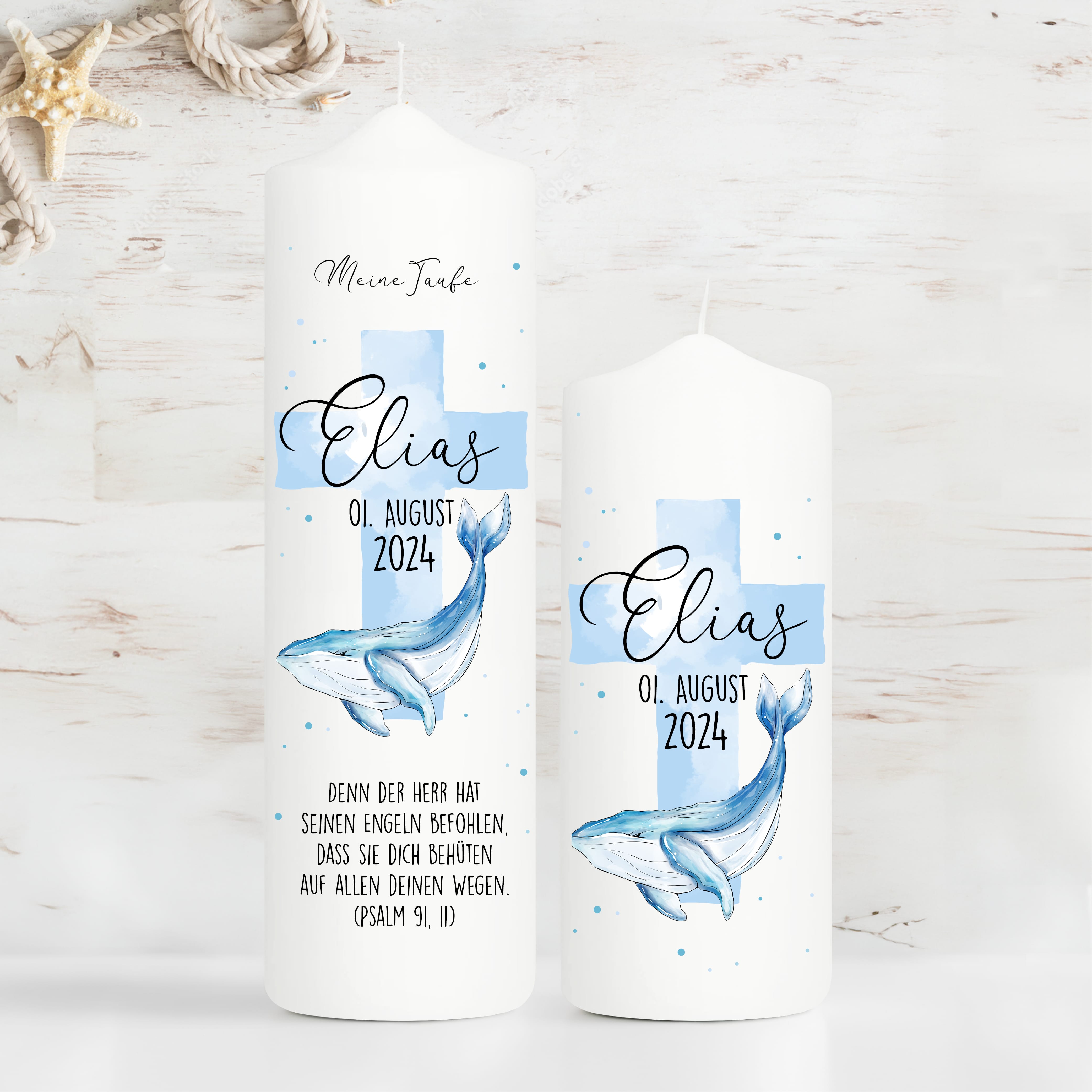 Auf dem Bild ist das Produkt: Taufkerze Wal und blaues Kreuz mit Wunschdaten bedruckt mit Namen Datum und Taufspruch Personalisiert zum Preis von €6.40 abgebildet.