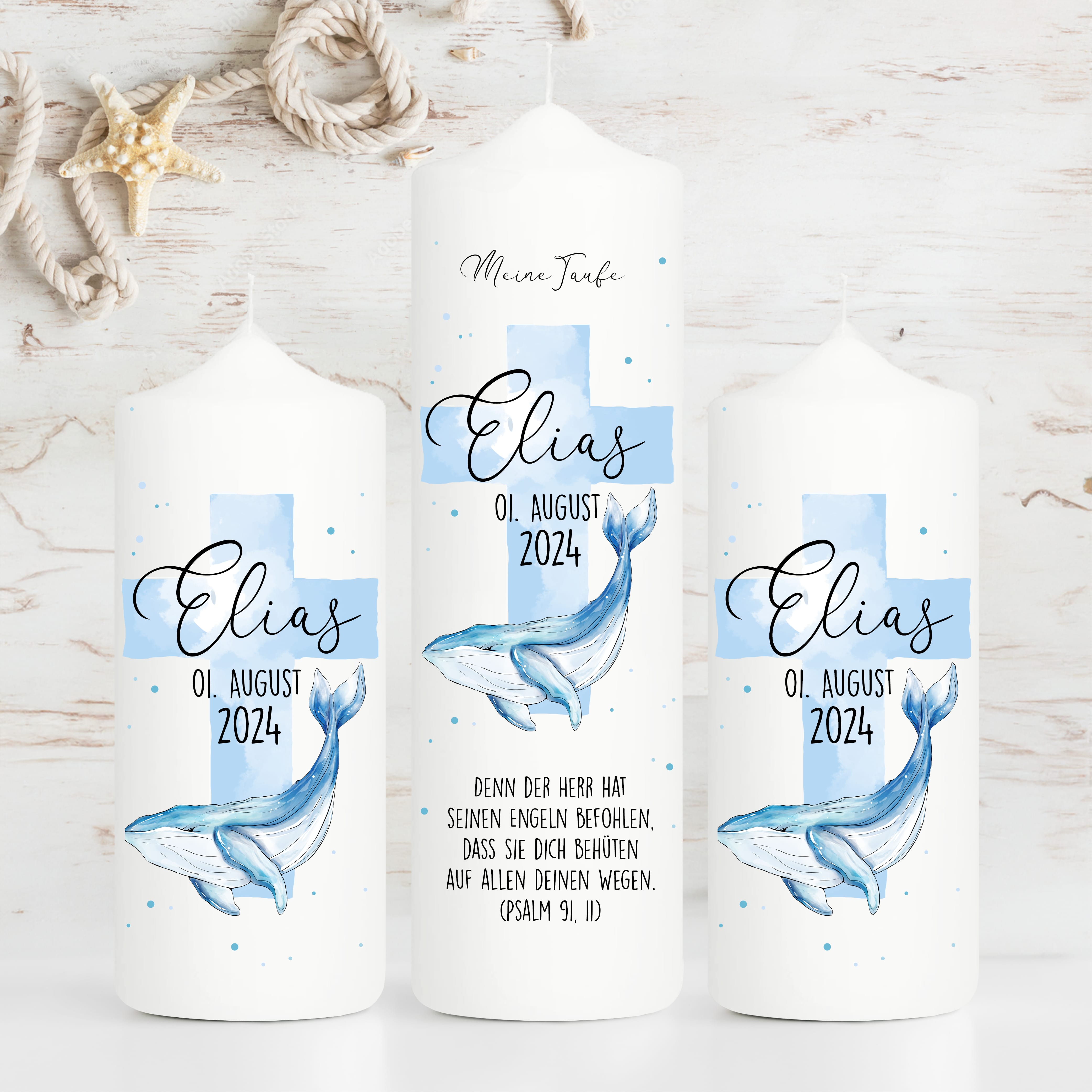 Auf dem Bild ist das Produkt: Taufkerze Wal und blaues Kreuz mit Wunschdaten bedruckt mit Namen Datum und Taufspruch Personalisiert zum Preis von €6.40 abgebildet.
