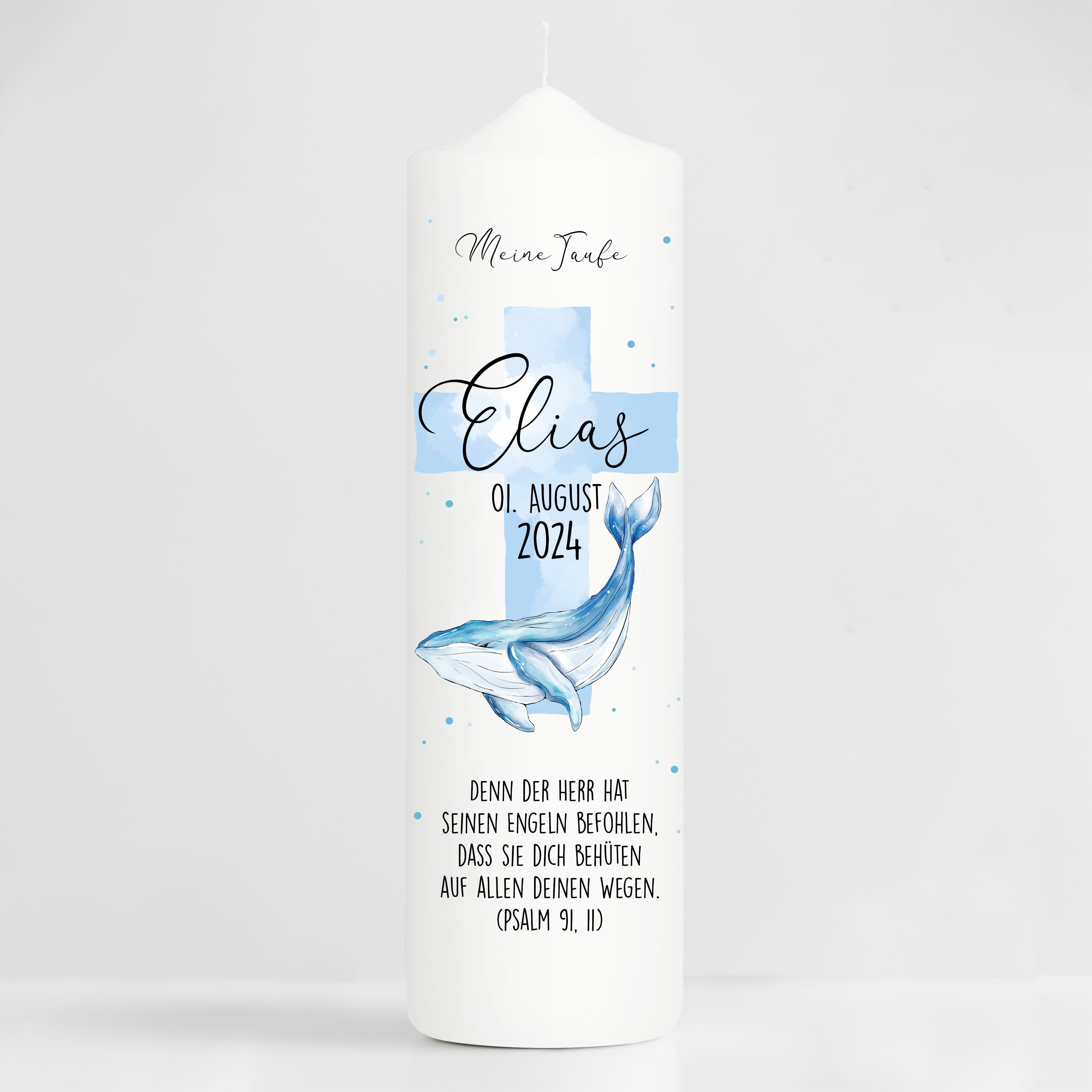 Auf dem Bild ist das Produkt: Taufkerze Wal und blaues Kreuz mit Wunschdaten bedruckt mit Namen Datum und Taufspruch Personalisiert zum Preis von €6.40 abgebildet.