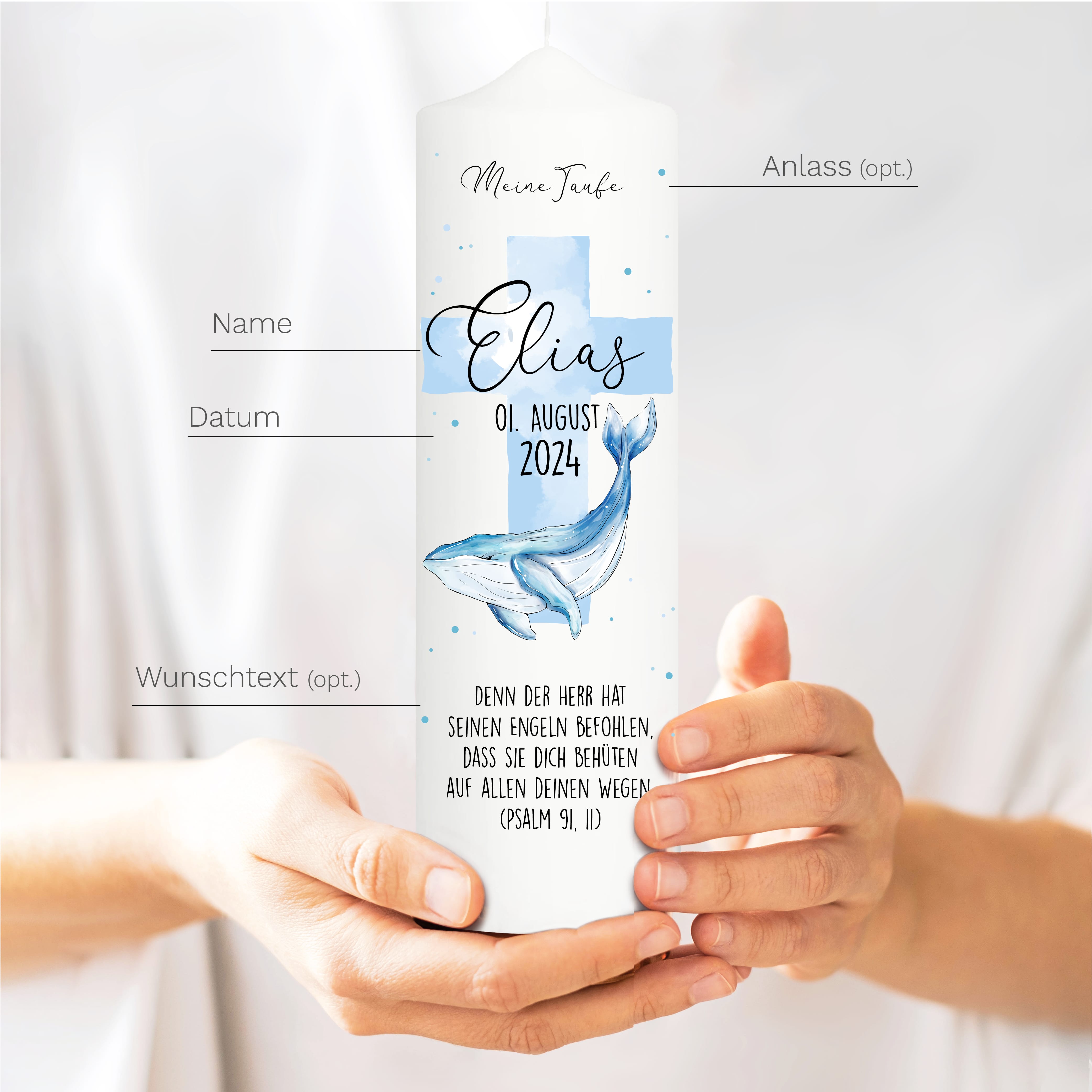 Auf dem Bild ist das Produkt: Taufkerze Wal und blaues Kreuz mit Wunschdaten bedruckt mit Namen Datum und Taufspruch Personalisiert zum Preis von €6.40 abgebildet.