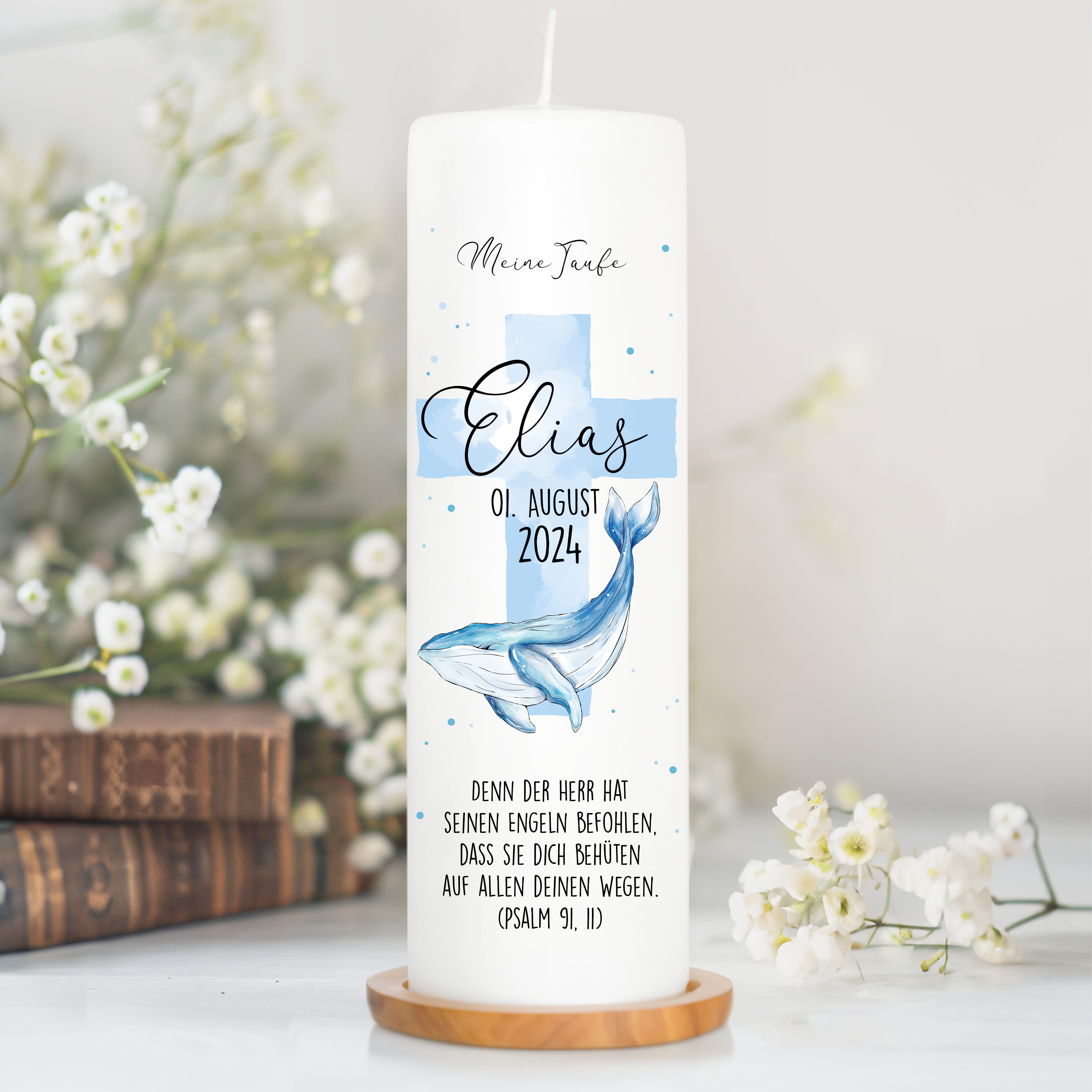 Auf dem Bild ist das Produkt: Taufkerze Wal und blaues Kreuz mit Wunschdaten bedruckt mit Namen Datum und Taufspruch Personalisiert zum Preis von €6.40 abgebildet.