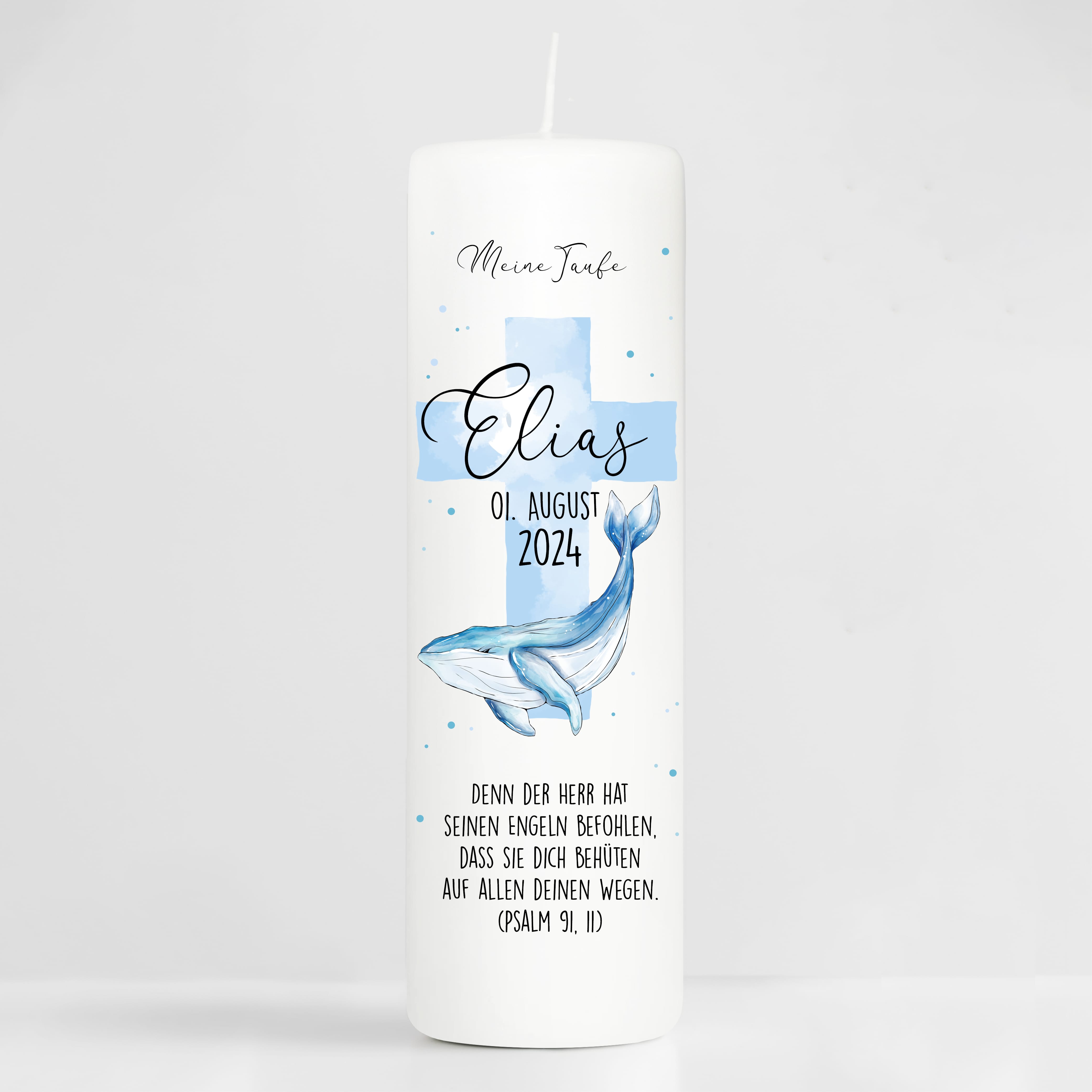 Auf dem Bild ist das Produkt: Taufkerze Wal und blaues Kreuz mit Wunschdaten bedruckt mit Namen Datum und Taufspruch Personalisiert zum Preis von €6.40 abgebildet.