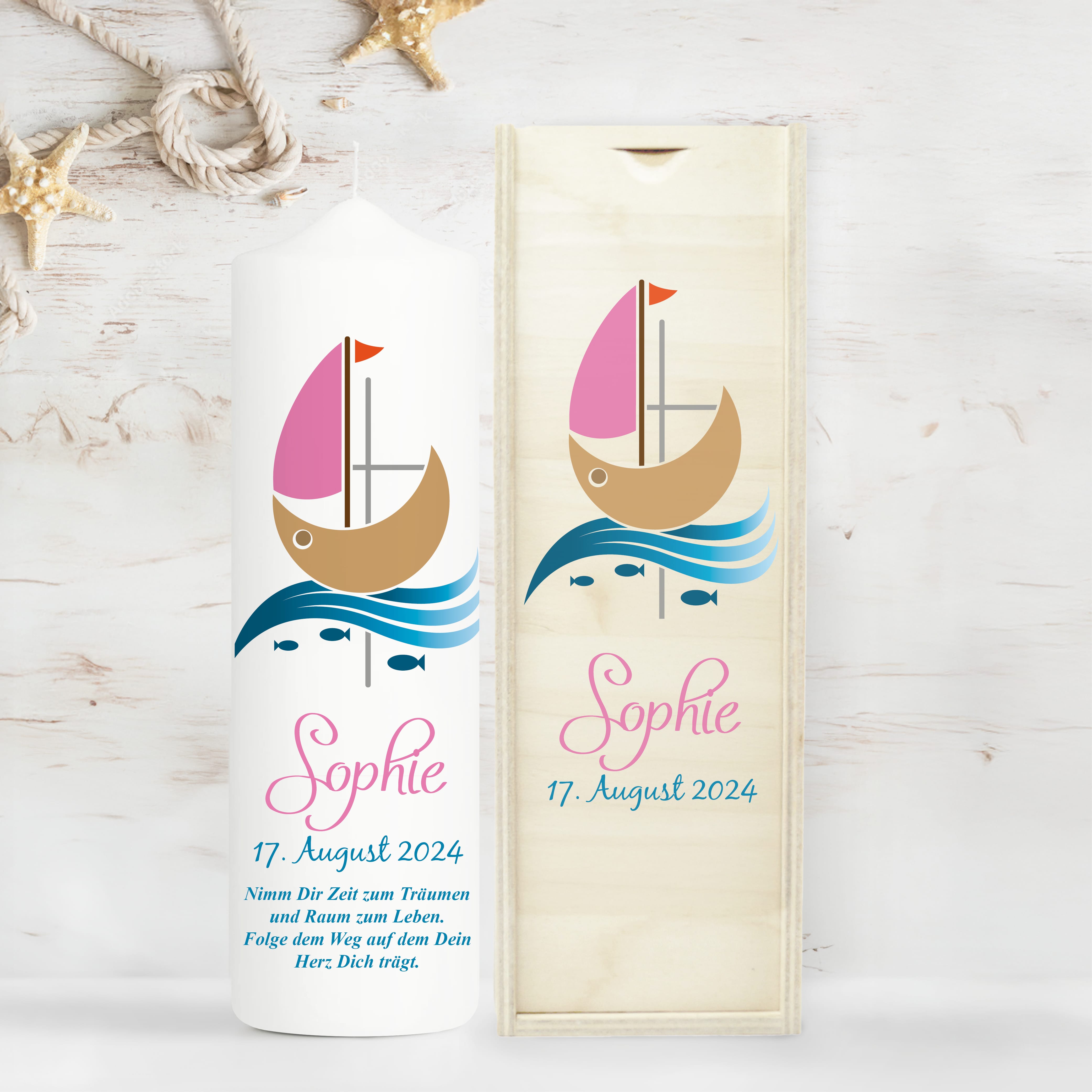 Auf dem Bild ist das Produkt: Taufkerze bedruckt Boot Jesuskreuz Junge Mädchen personalisiert mit Namen Datum Taufspruch Geschenk Kerze zur Taufe zum Preis von €6.40 abgebildet.