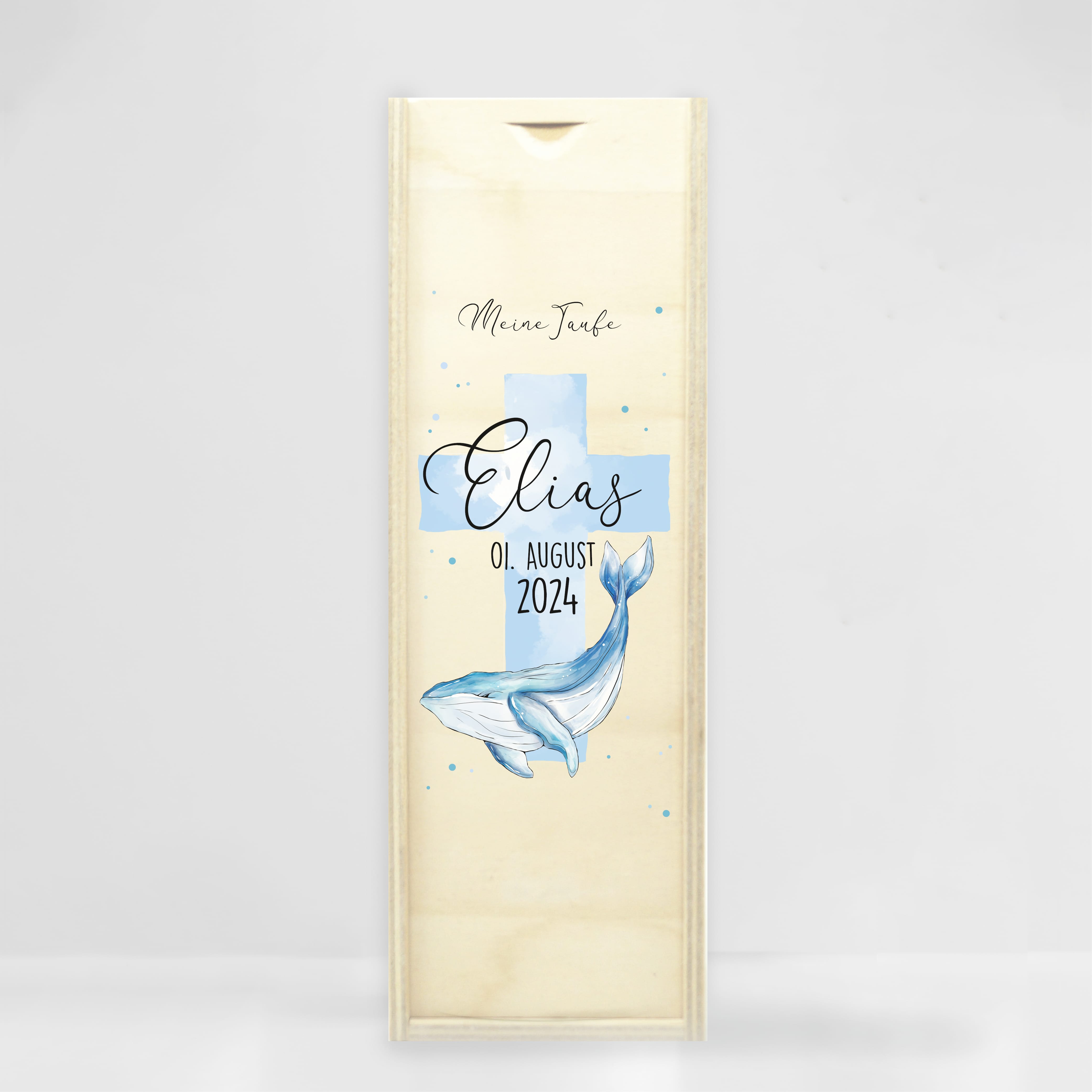 Auf dem Bild ist das Produkt: Taufkerze Wal und blaues Kreuz mit Wunschdaten bedruckt mit Namen Datum und Taufspruch Personalisiert zum Preis von €6.40 abgebildet.