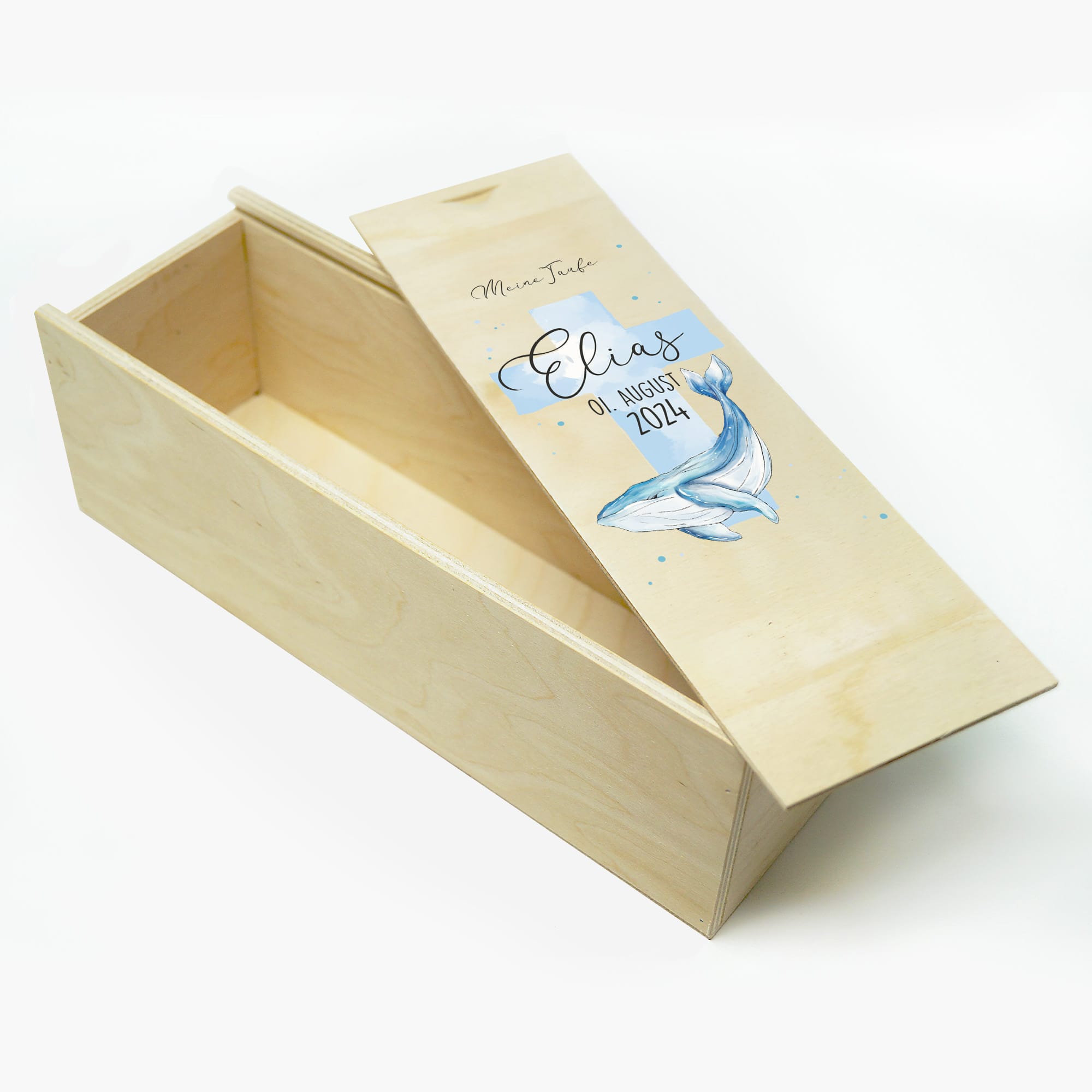 Auf dem Bild ist das Produkt: Taufkerze Wal und blaues Kreuz mit Wunschdaten bedruckt mit Namen Datum und Taufspruch Personalisiert zum Preis von €6.40 abgebildet.