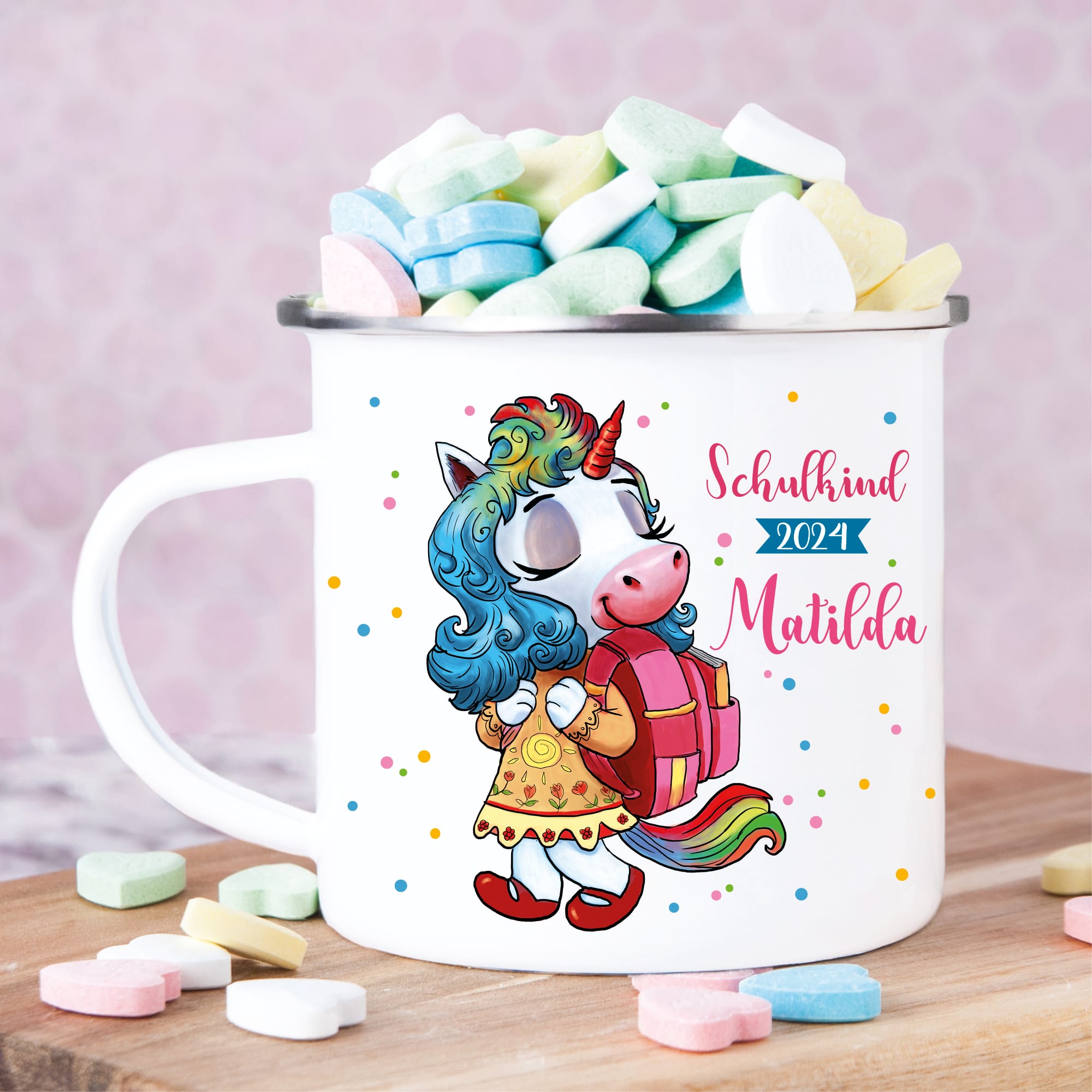 Auf dem Bild ist das Produkt: Campingbecher Emaille für Mädchen Einhorn mit Schulranzen personalisiert mit dem Wunschnamen Einschulungsgeschenk zum Preis von €18.9 abgebildet.