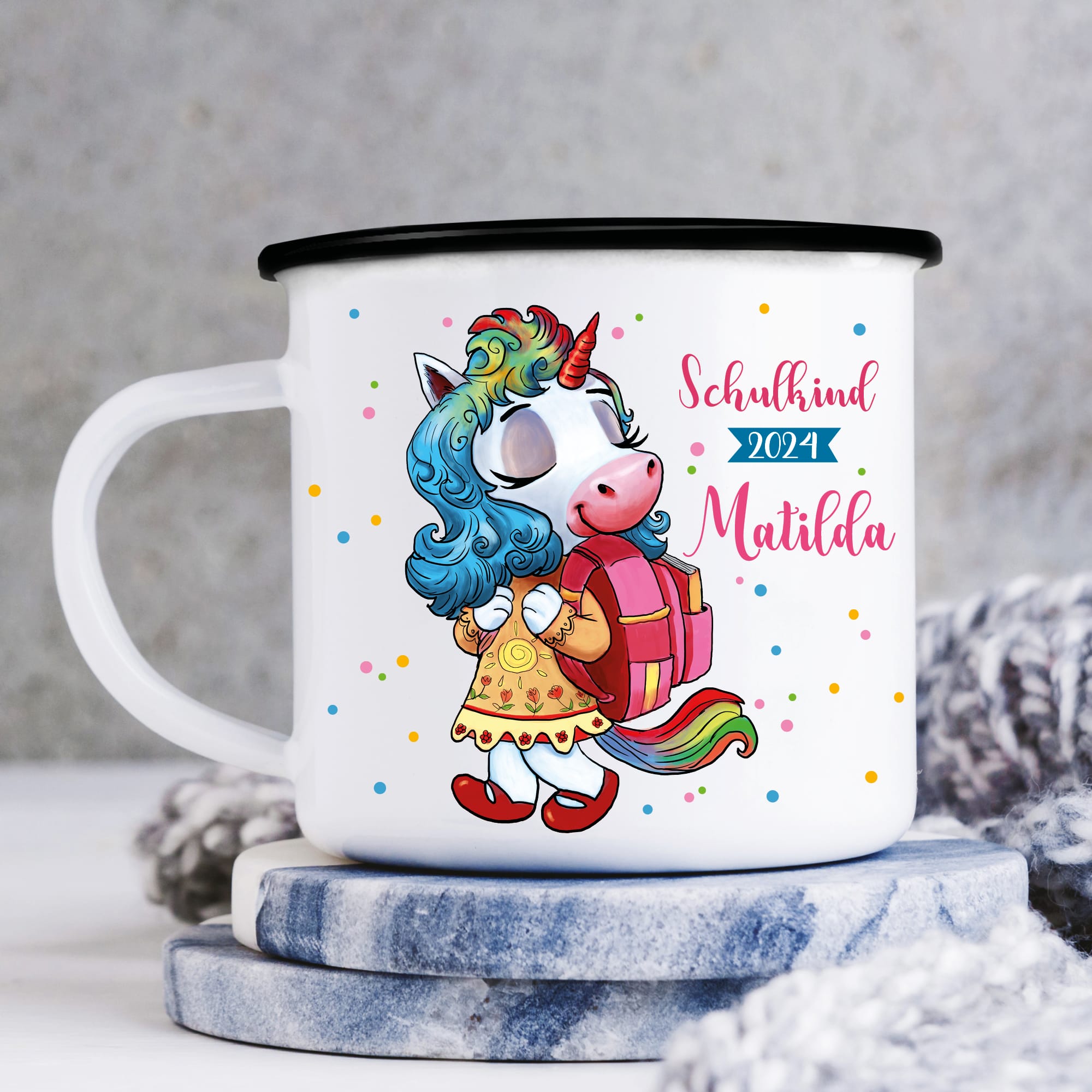 Auf dem Bild ist das Produkt: Campingbecher Emaille für Mädchen Einhorn mit Schulranzen personalisiert mit dem Wunschnamen Einschulungsgeschenk zum Preis von €18.9 abgebildet.