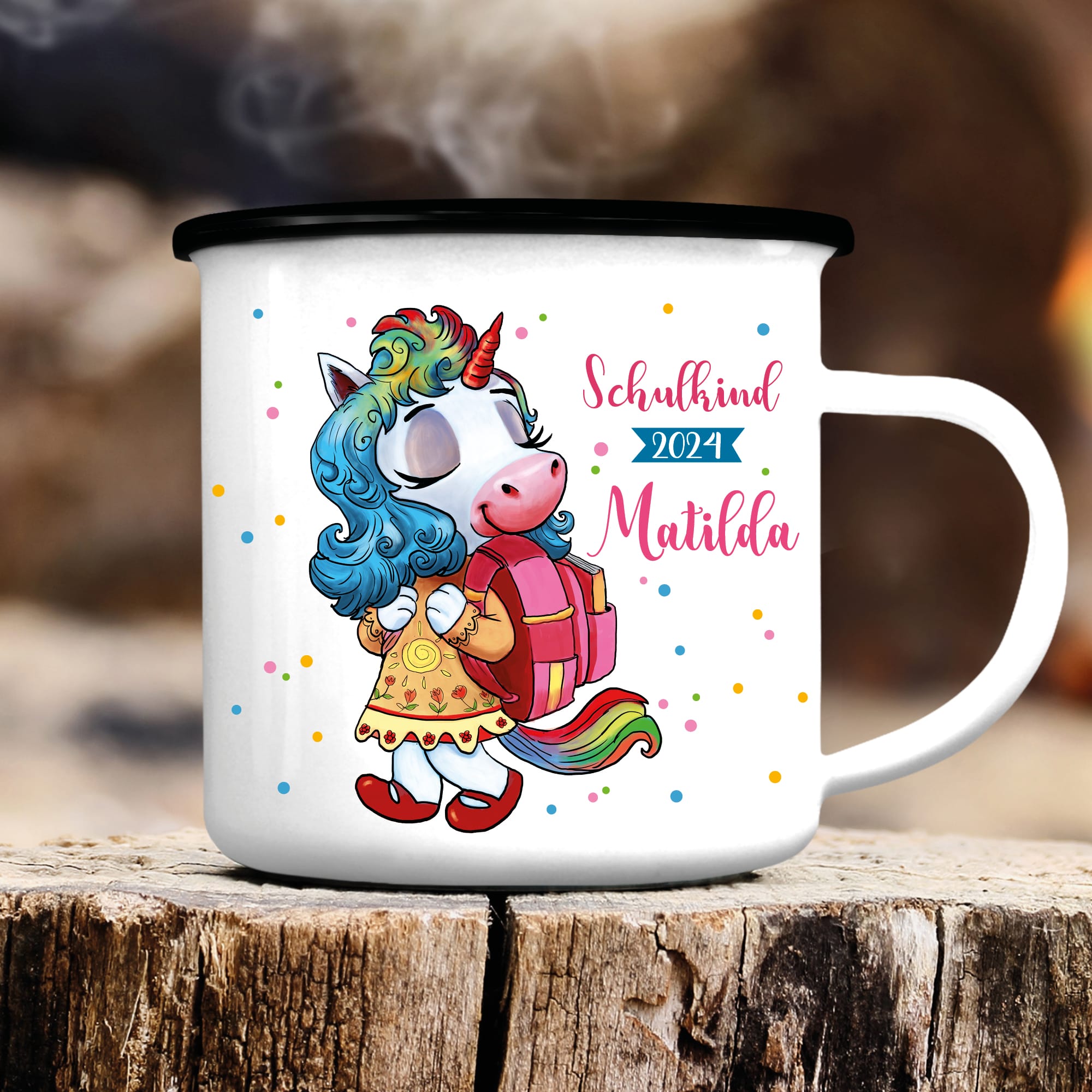 Auf dem Bild ist das Produkt: Campingbecher Emaille für Mädchen Einhorn mit Schulranzen personalisiert mit dem Wunschnamen Einschulungsgeschenk zum Preis von €18.9 abgebildet.