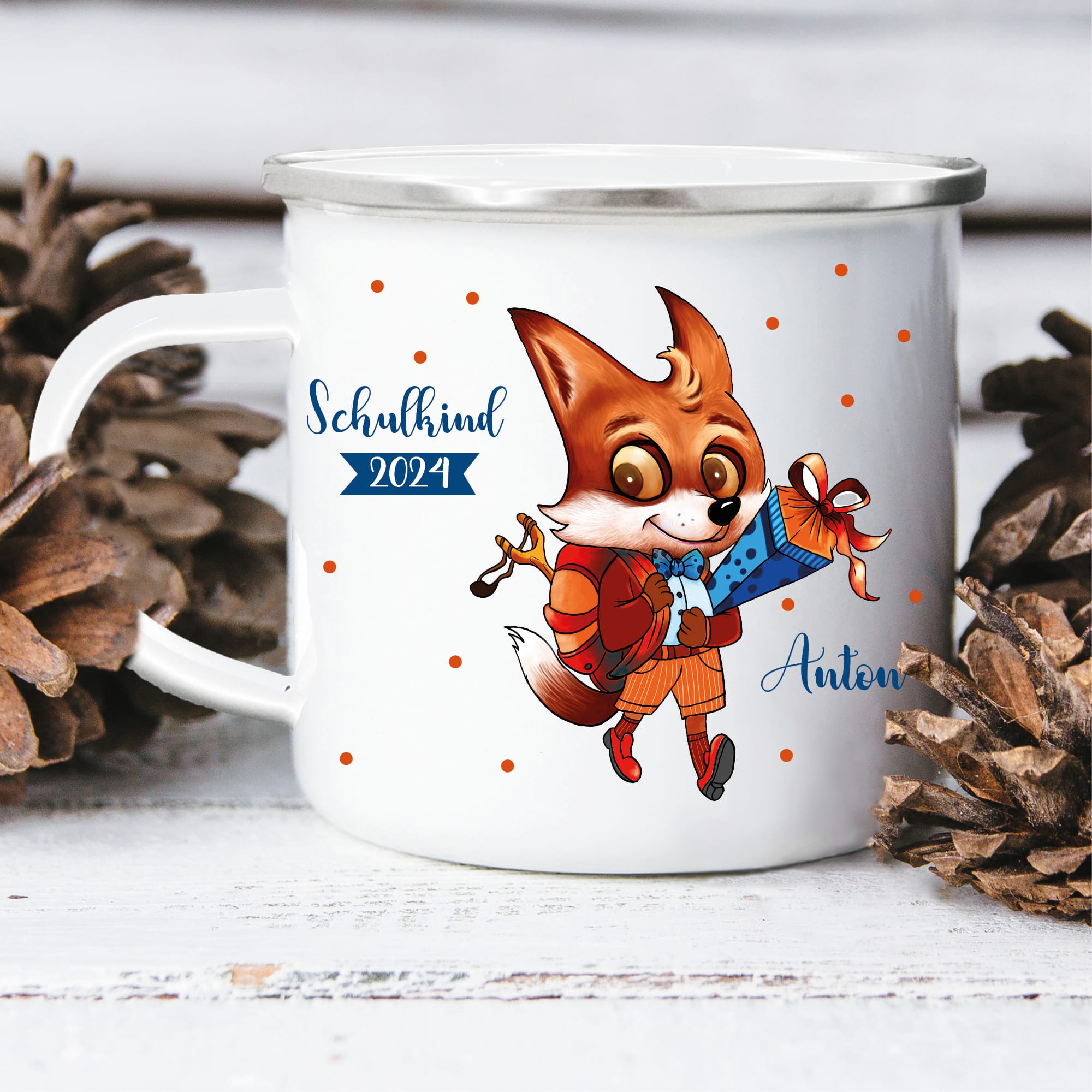 Auf dem Bild ist das Produkt: Campingbecher Emaille personalisiert Fuchs mit Schultüte Wunschname Einschulungsgeschenk zum Preis von €18.9 abgebildet.