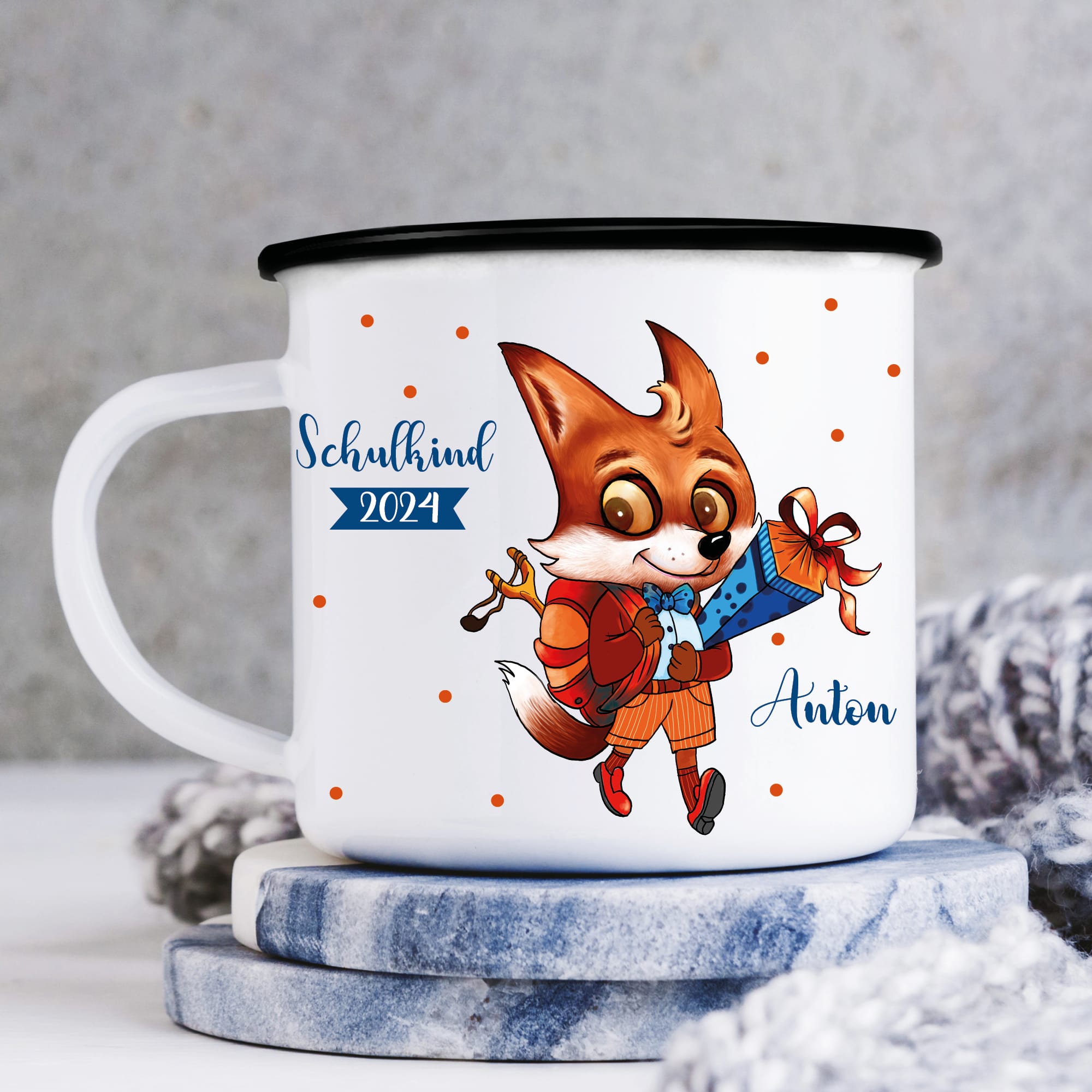 Auf dem Bild ist das Produkt: Campingbecher Emaille personalisiert Fuchs mit Schultüte Wunschname Einschulungsgeschenk zum Preis von €18.9 abgebildet.