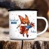 Auf dem Bild ist das Produkt: Campingbecher Emaille personalisiert Fuchs mit Schultüte Wunschname Einschulungsgeschenk zum Preis von €18.9 abgebildet.