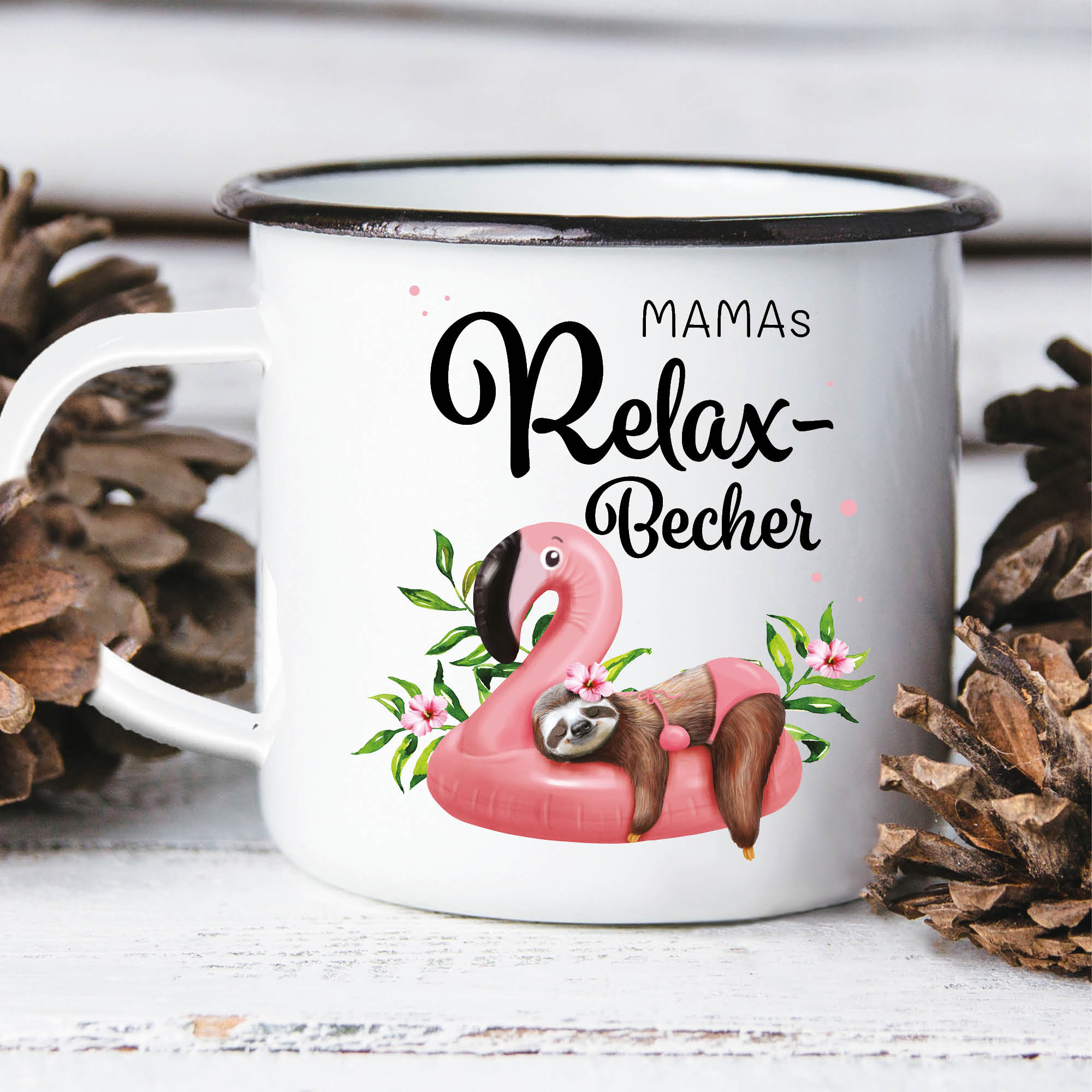 Auf dem Bild ist das Produkt: Emaille Campingbecher “Relax Becher” mit Wunschnamen Faultier auf Flamingo zum Preis von €18.9 abgebildet.