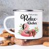 Emaille Campingbecher “Relax Becher” mit Wunschnamen Faultier auf Flamingo Auf dem Bild ist das Produkt: Emaille Campingbecher “Relax Becher” mit Wunschnamen Faultier auf Flamingo zum Preis von €18.9 abgebildet.