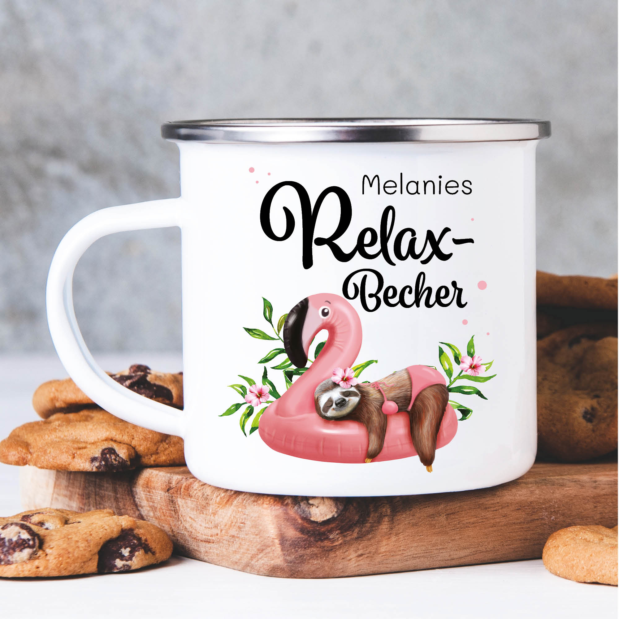 Auf dem Bild ist das Produkt: Emaille Campingbecher “Relax Becher” mit Wunschnamen Faultier auf Flamingo zum Preis von €18.9 abgebildet.