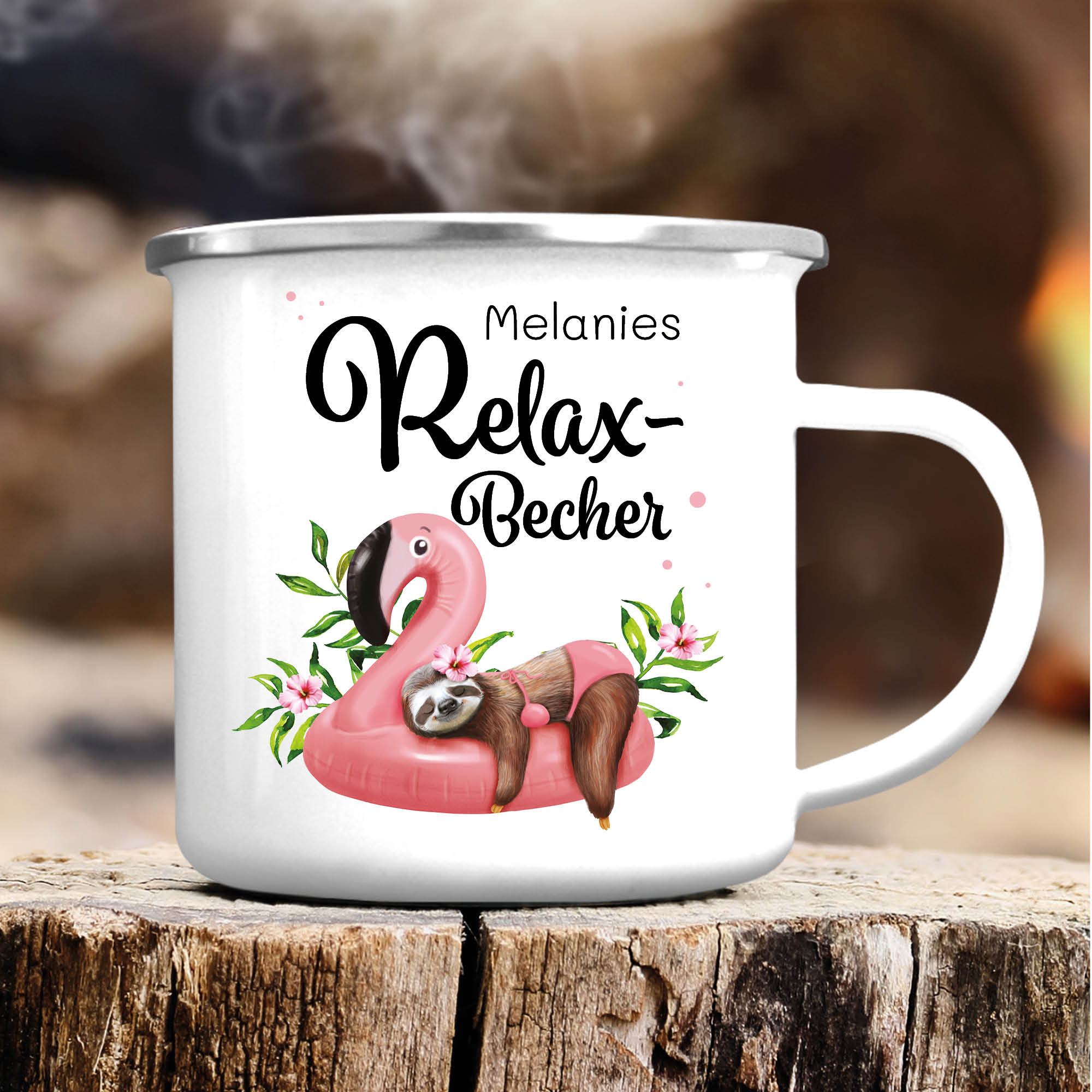 Auf dem Bild ist das Produkt: Emaille Campingbecher “Relax Becher” mit Wunschnamen Faultier auf Flamingo zum Preis von €18.9 abgebildet.