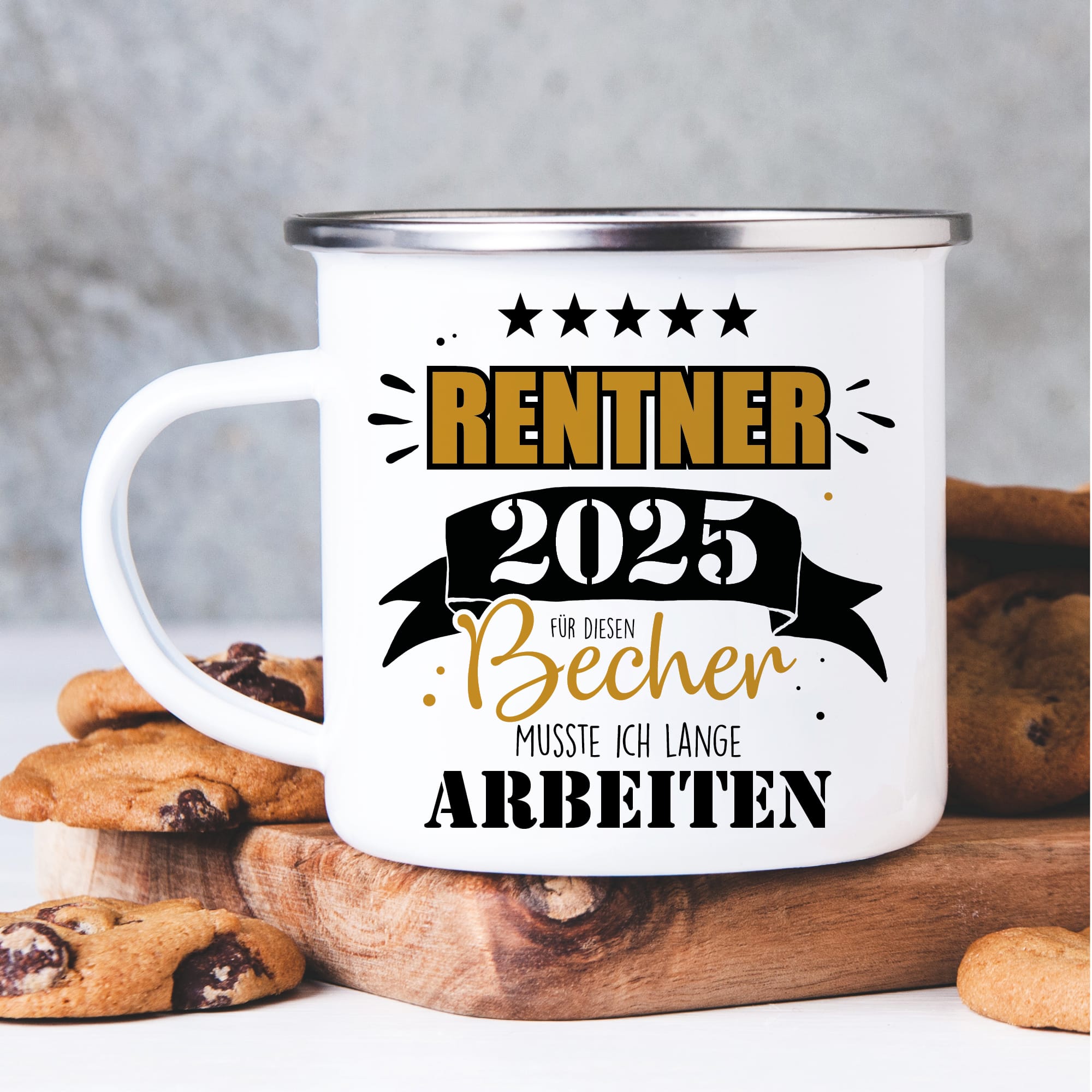 Auf dem Bild ist das Produkt: Emaille Campingbecher Rentner 2025 Geschenk zur Rente Geburtstag zum Preis von €18.90 abgebildet.