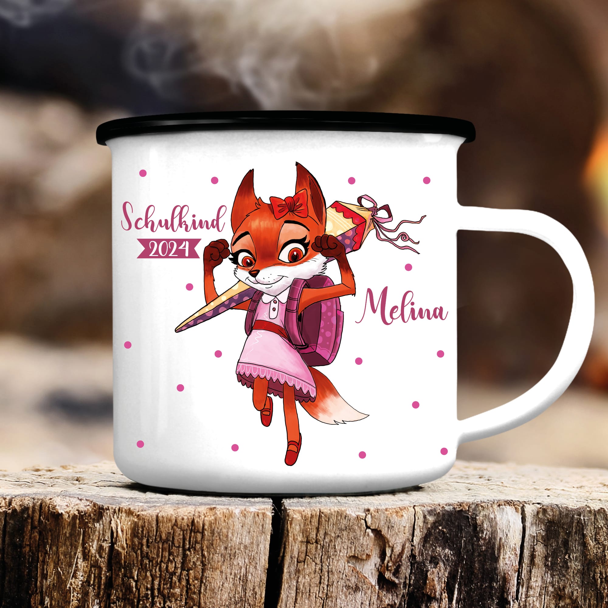 Auf dem Bild ist das Produkt: Schulkind 2024 Becher Emaille personalisierbar Fuchs mit Schultüte Einschulungsgeschenk mit Wunschnamen zum Preis von €18.9 abgebildet.