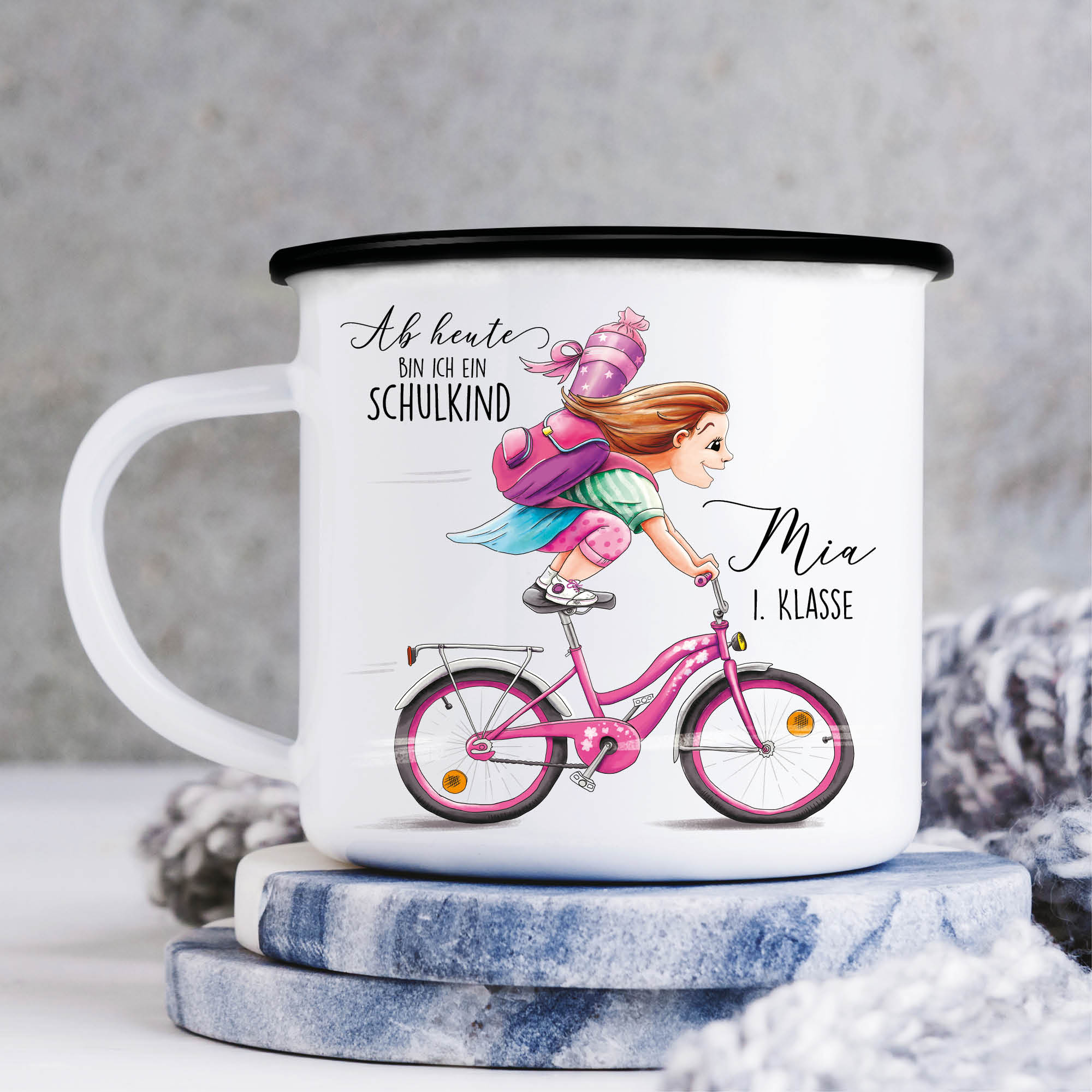Auf dem Bild ist das Produkt: Campingbecher Emaille Mädchen Fahrrad personalisiert Wunschname Einschulungsgeschenk Einschulung zum Preis von €12.90 abgebildet.