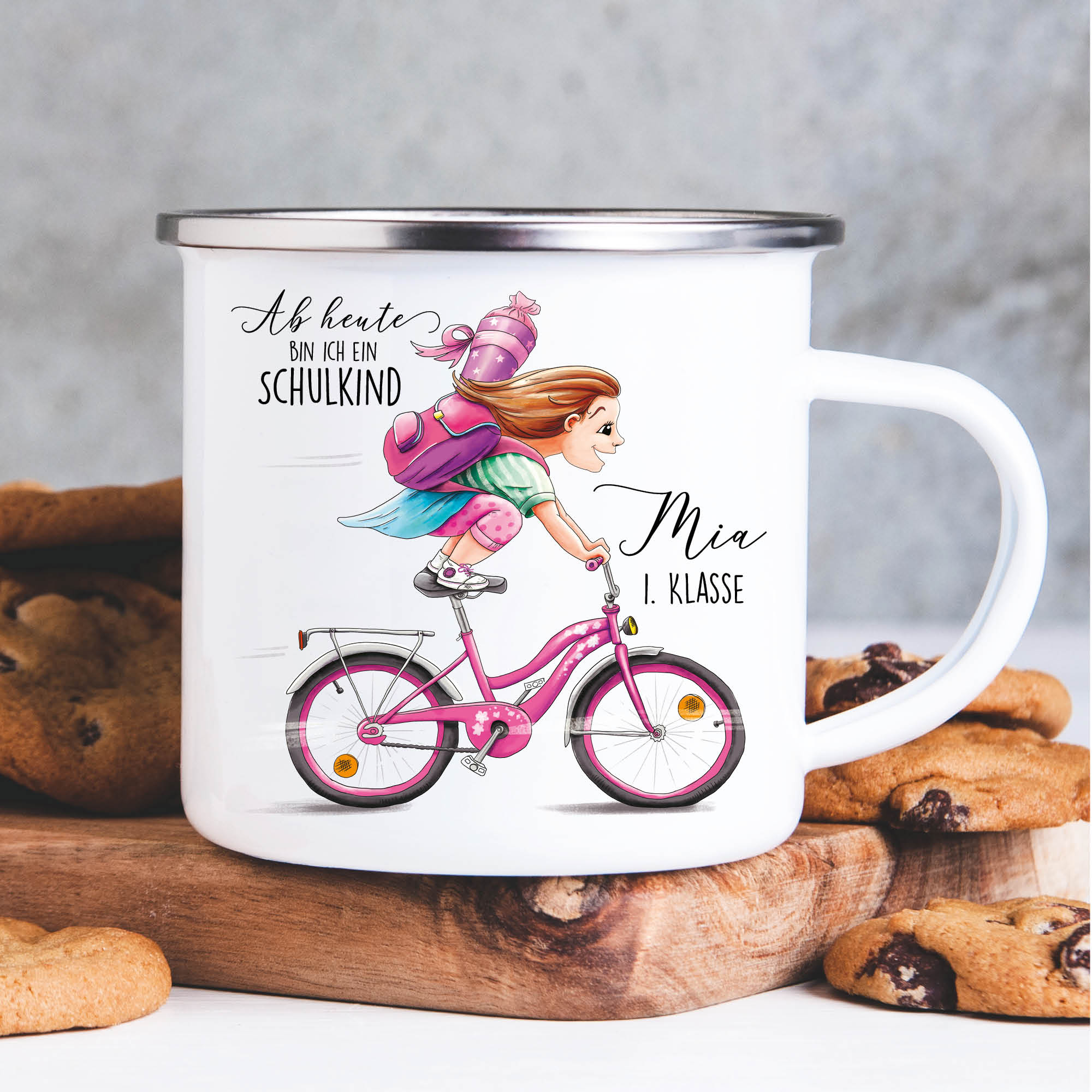 Auf dem Bild ist das Produkt: Campingbecher Emaille Mädchen Fahrrad personalisiert Wunschname Einschulungsgeschenk Einschulung zum Preis von €12.90 abgebildet.
