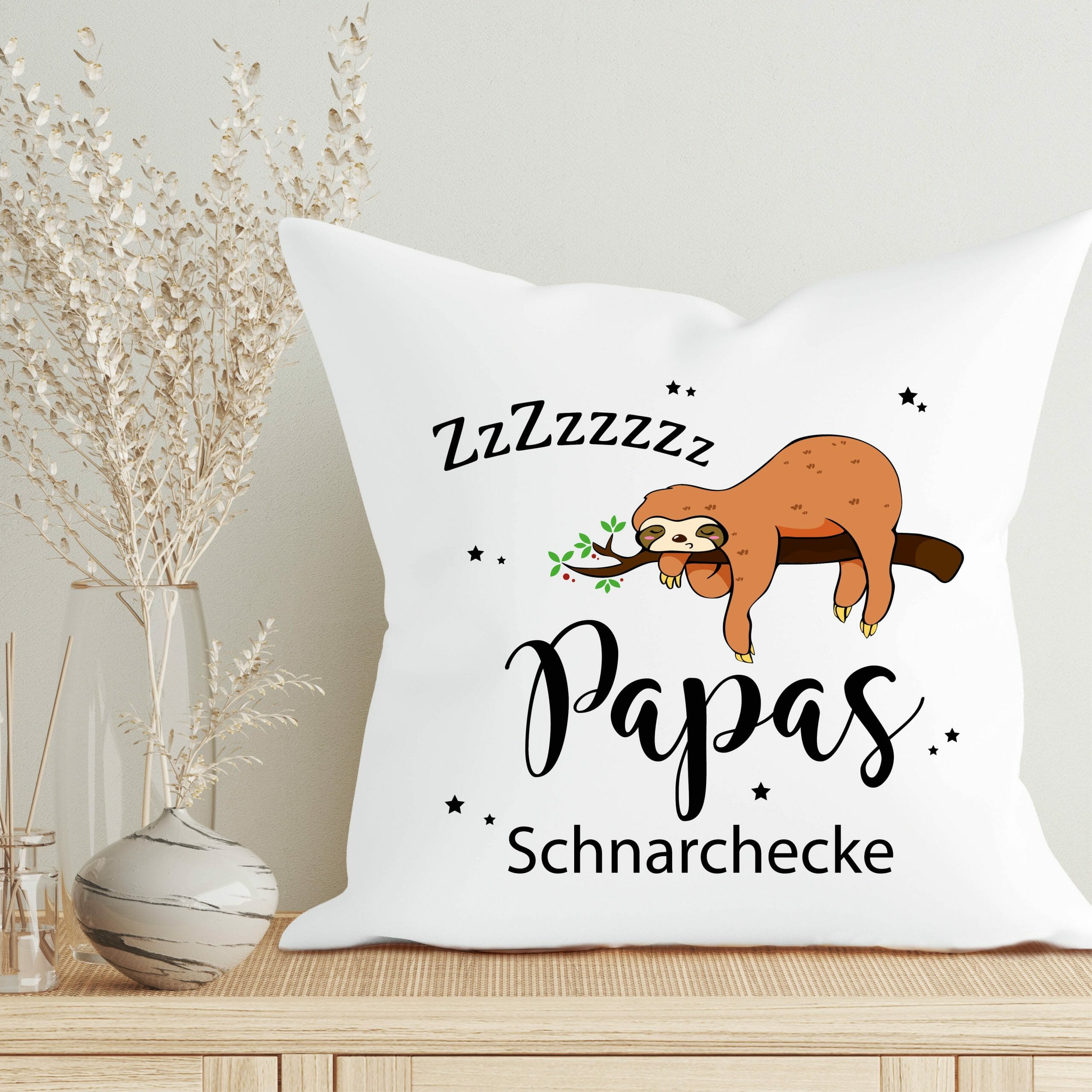 Auf dem Bild ist das Produkt: Deko Kissen Faultier Papas Schnarchecke Geschenk Polyester Vatertag zum Preis von €11.90 abgebildet.