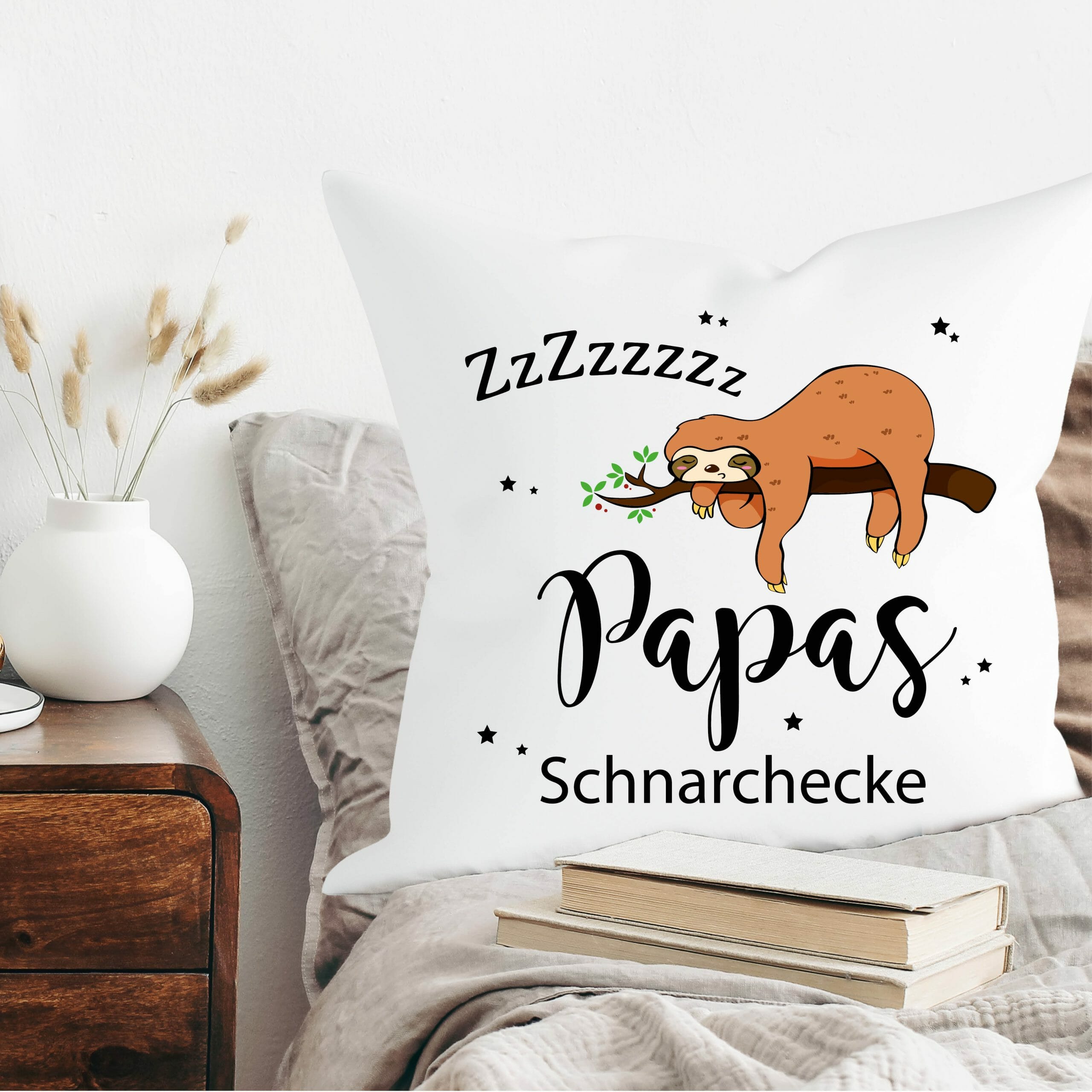 Auf dem Bild ist das Produkt: Deko Kissen Faultier Papas Schnarchecke Geschenk Polyester Vatertag zum Preis von €11.90 abgebildet.