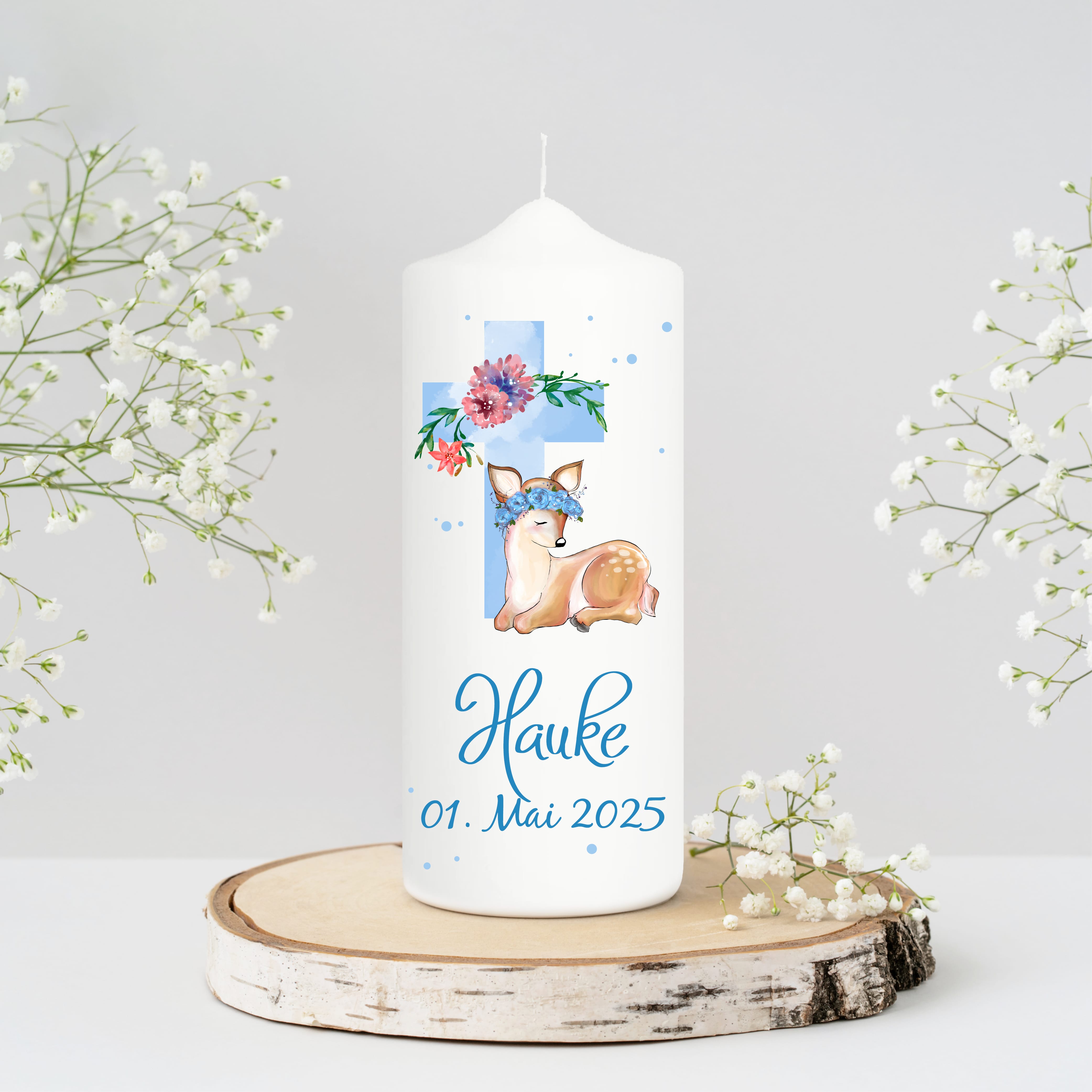 Auf dem Bild ist das Produkt: Taufkerze bedruckt Reh Jesuskreuz Junge Mädchen personalisiert mit Namen Datum Taufspruch Geschenk Kerze zur Taufe zum Preis von €6.40 abgebildet.