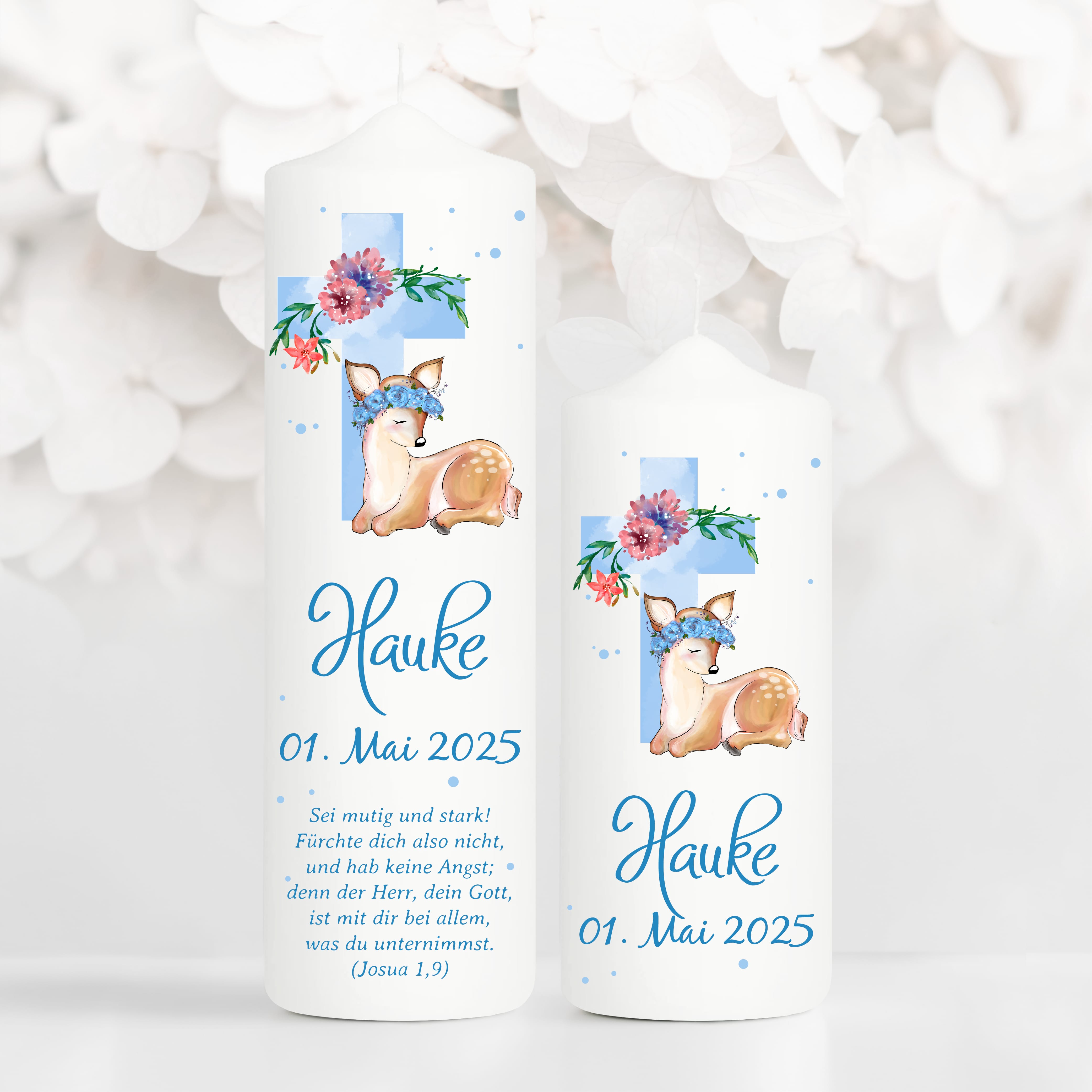 Auf dem Bild ist das Produkt: Taufkerze bedruckt Reh Jesuskreuz Junge Mädchen personalisiert mit Namen Datum Taufspruch Geschenk Kerze zur Taufe zum Preis von €6.40 abgebildet.