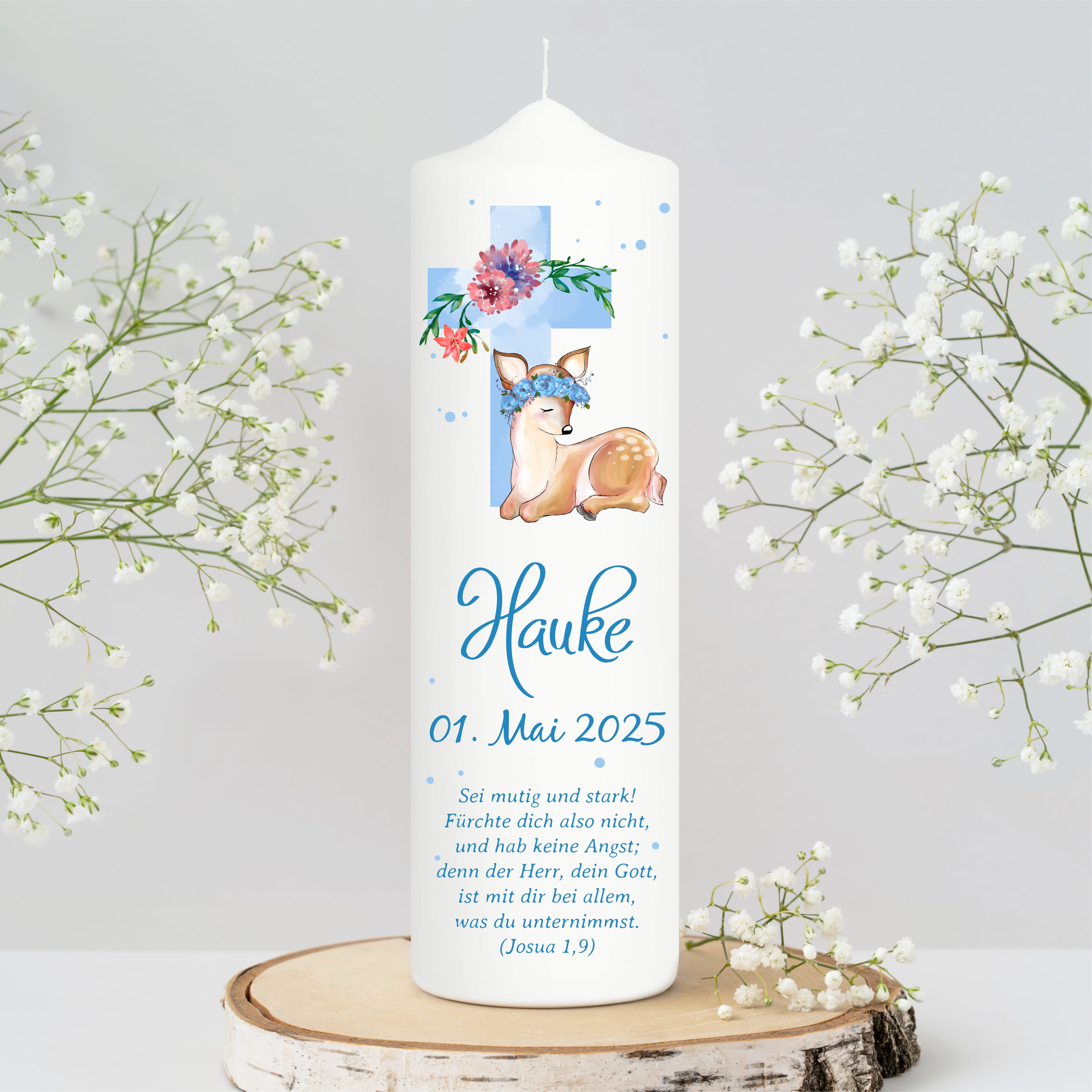Auf dem Bild ist das Produkt: Taufkerze bedruckt Reh Jesuskreuz Junge Mädchen personalisiert mit Namen Datum Taufspruch Geschenk Kerze zur Taufe zum Preis von €6.40 abgebildet.