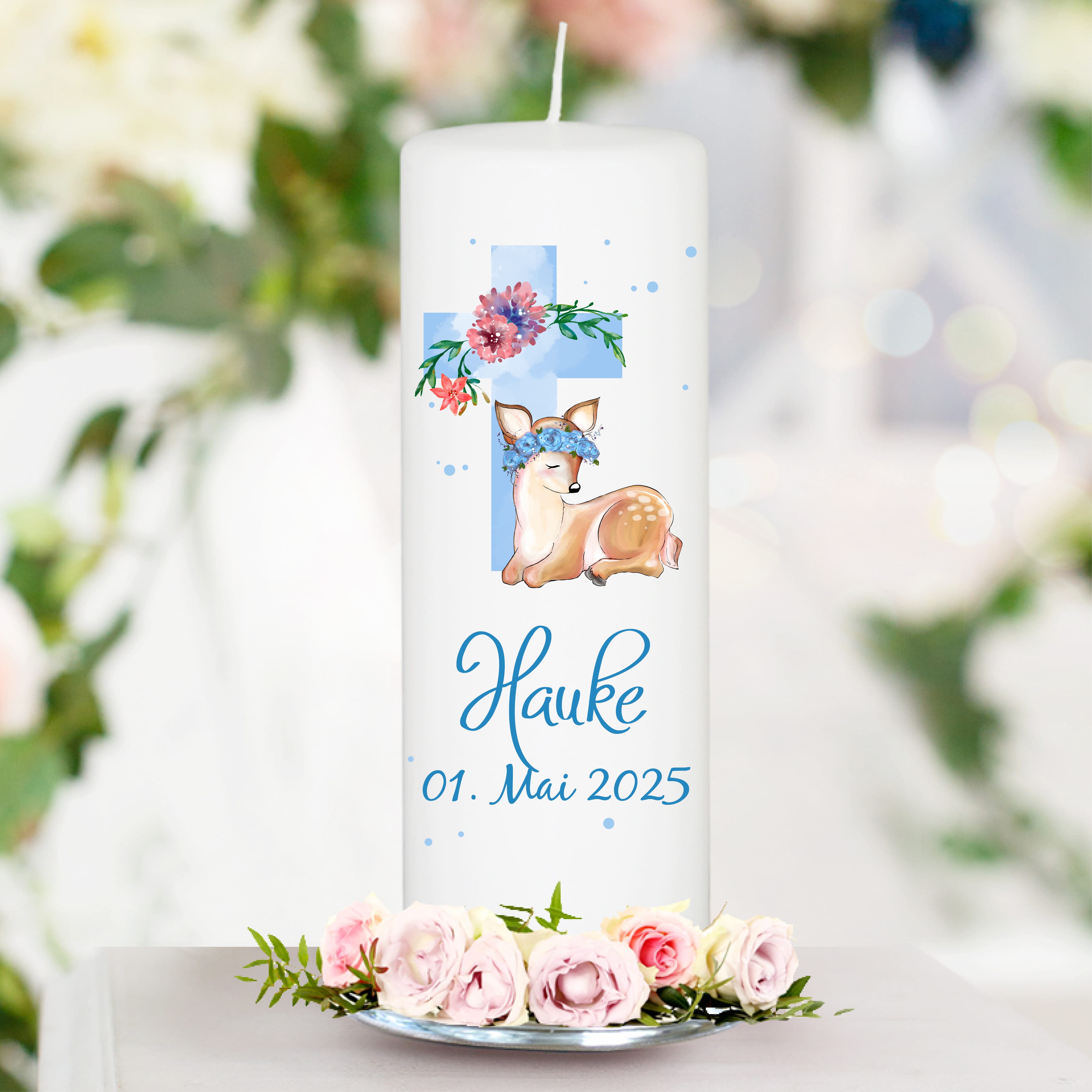 Auf dem Bild ist das Produkt: Taufkerze bedruckt Reh Jesuskreuz Junge Mädchen personalisiert mit Namen Datum Taufspruch Geschenk Kerze zur Taufe zum Preis von €6.40 abgebildet.