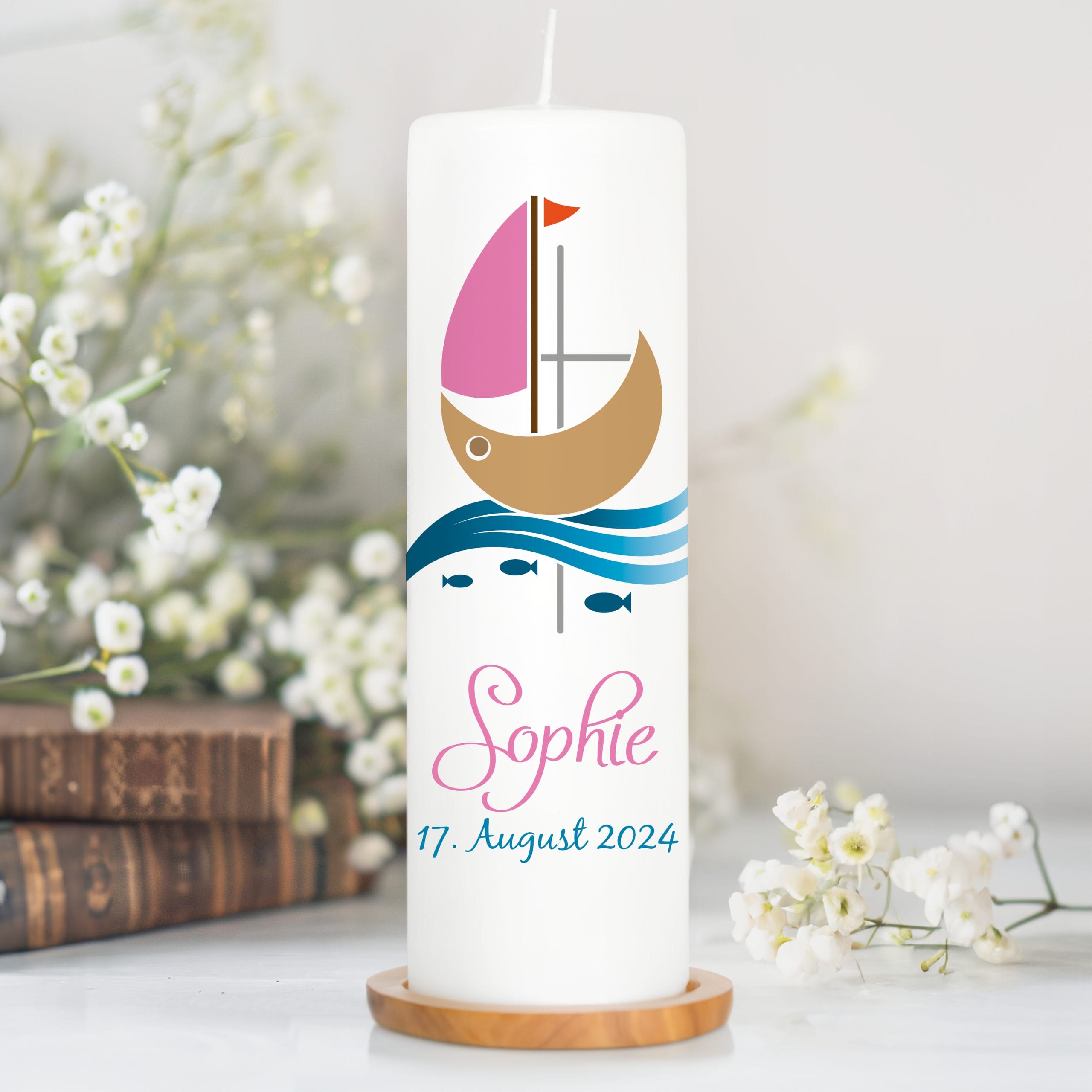 Auf dem Bild ist das Produkt: Taufkerze bedruckt Boot Jesuskreuz Junge Mädchen personalisiert mit Namen Datum Taufspruch Geschenk Kerze zur Taufe zum Preis von €6.40 abgebildet.