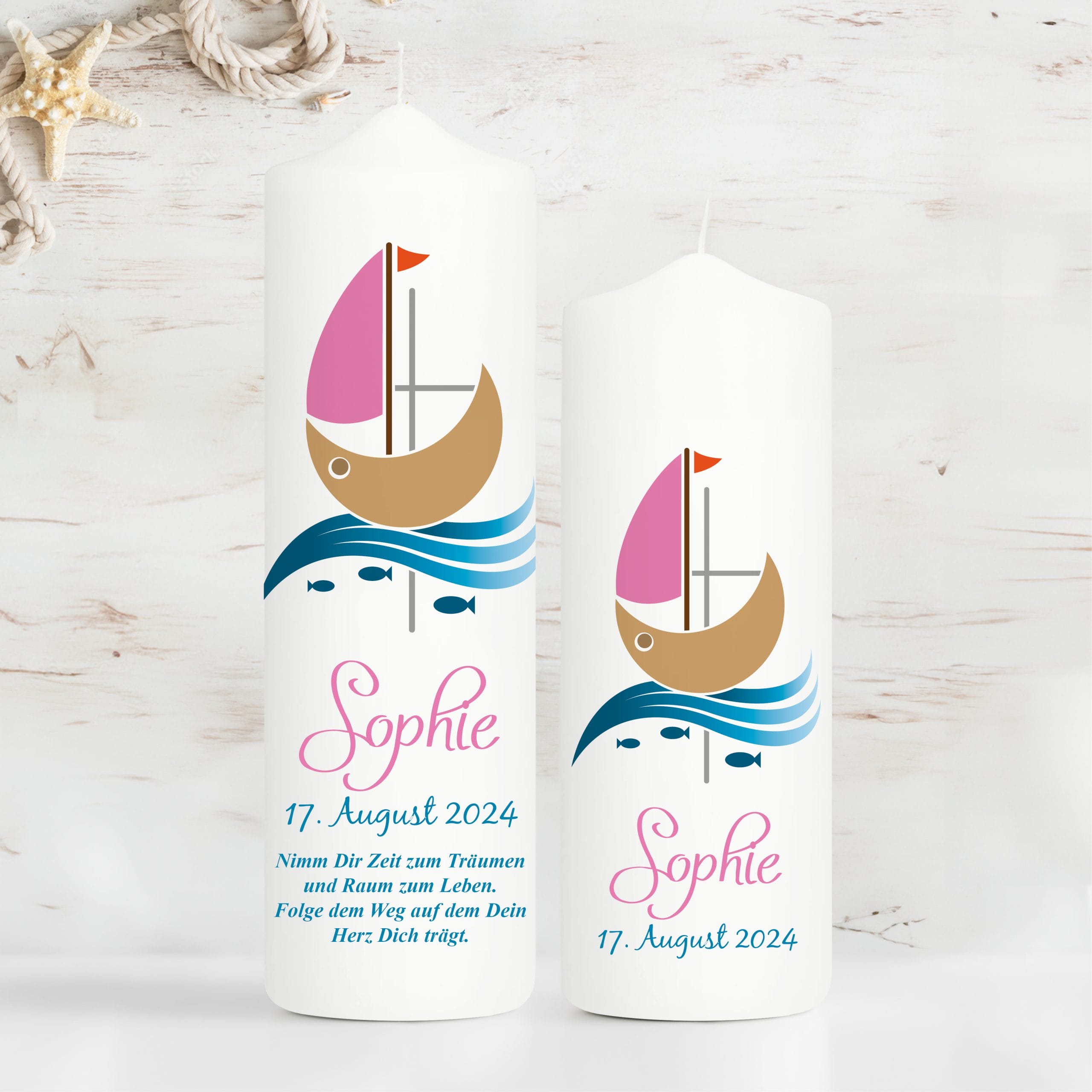 Auf dem Bild ist das Produkt: Taufkerze bedruckt Boot Jesuskreuz Junge Mädchen personalisiert mit Namen Datum Taufspruch Geschenk Kerze zur Taufe zum Preis von €6.40 abgebildet.