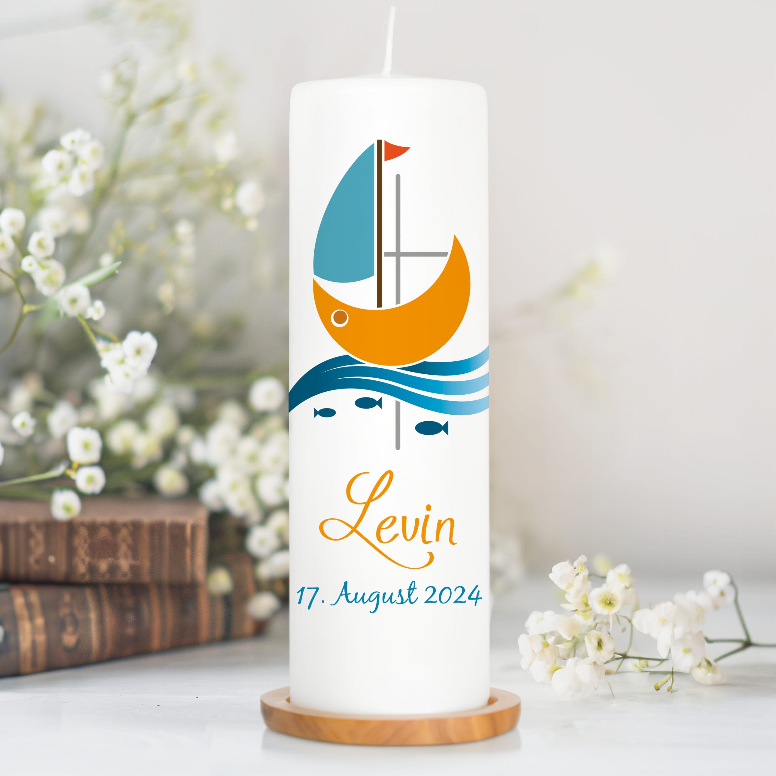 Auf dem Bild ist das Produkt: Taufkerze bedruckt Boot Jesuskreuz Junge Mädchen personalisiert mit Namen Datum Taufspruch Geschenk Kerze zur Taufe zum Preis von €6.40 abgebildet.